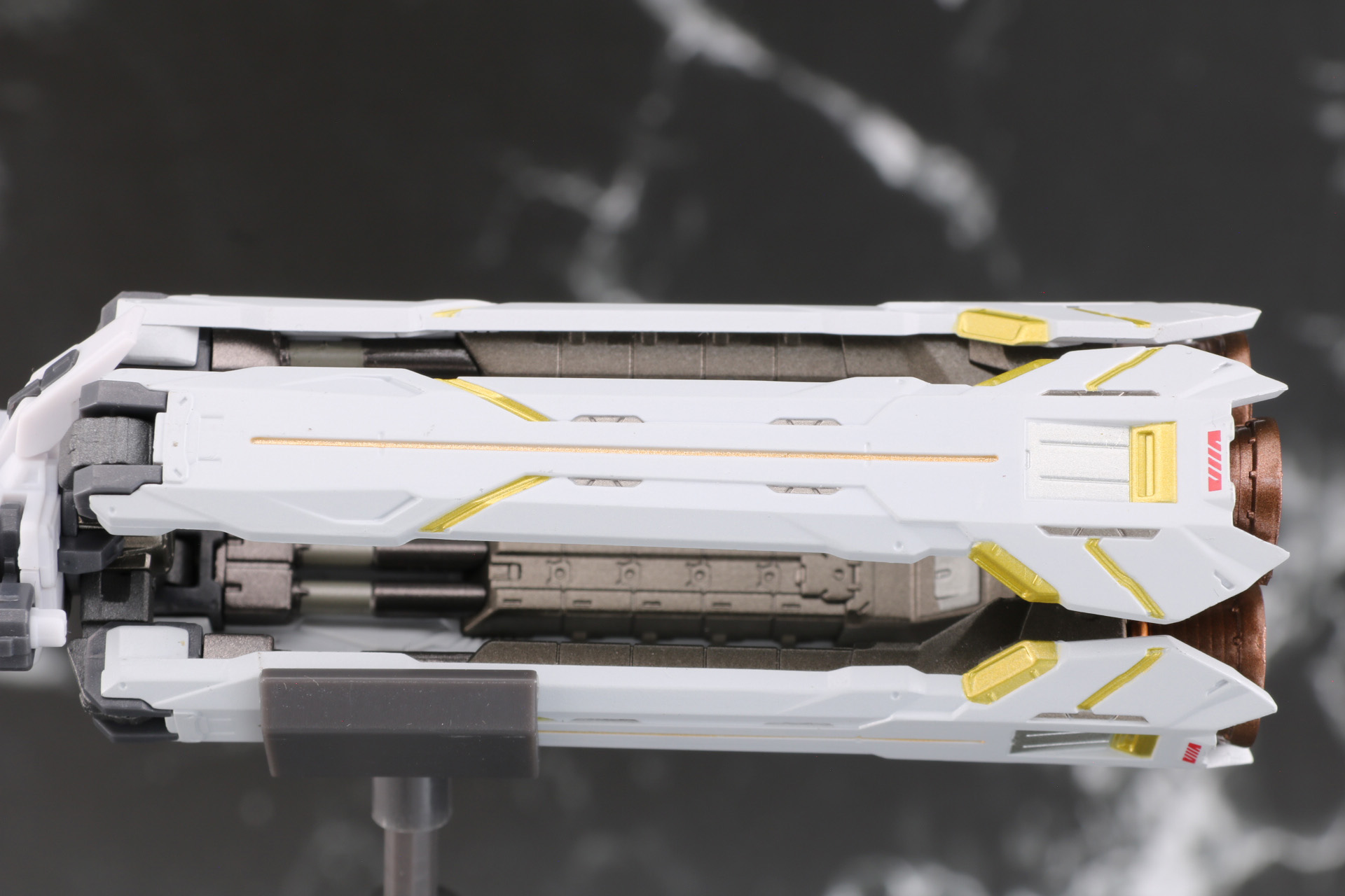 フレキシブルバインダーにもゴールド、シルバーの部分塗装で豪華な色彩となっている