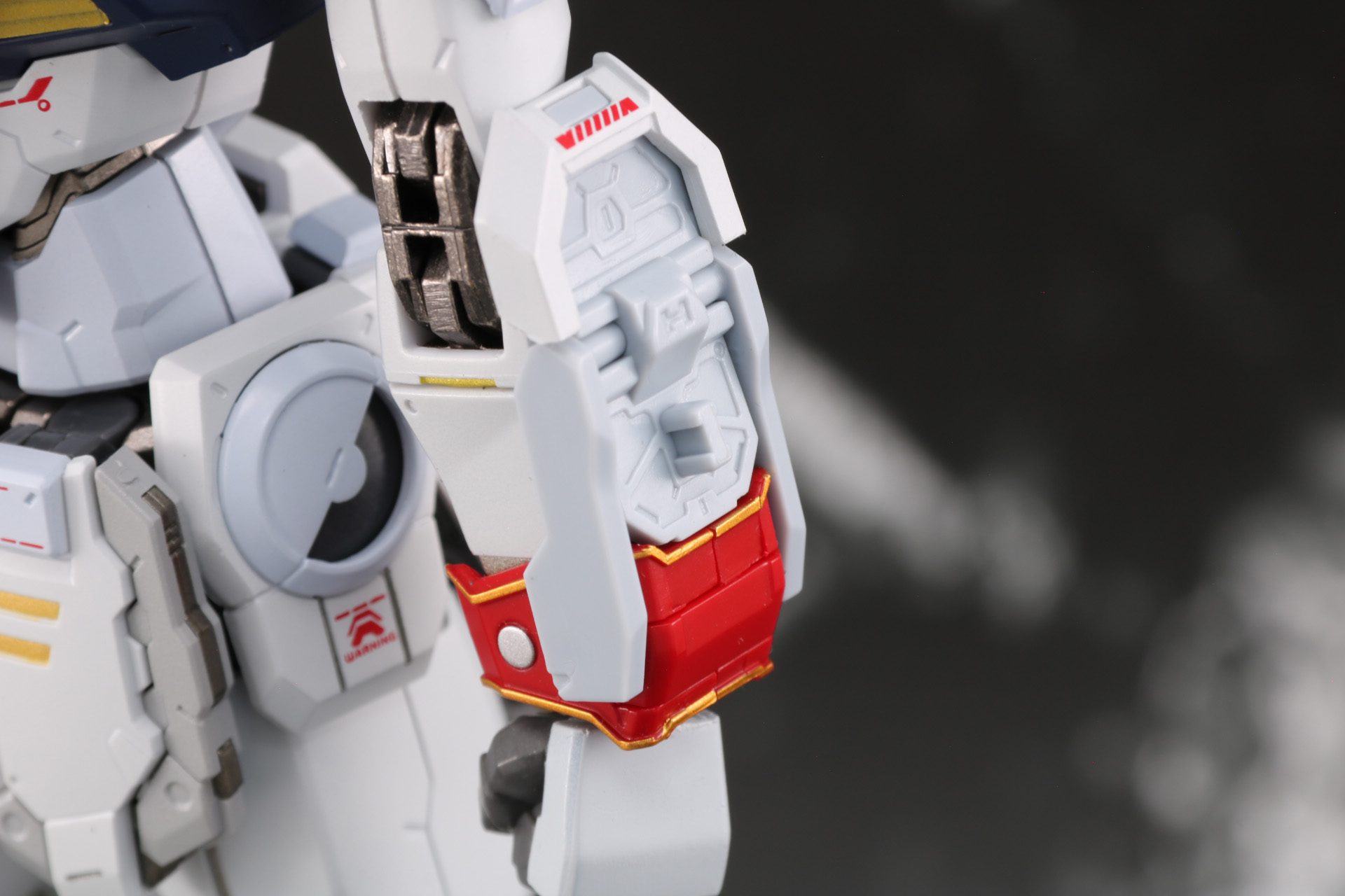 前腕部のパーツにブランド・マーカーの発生装置を装着