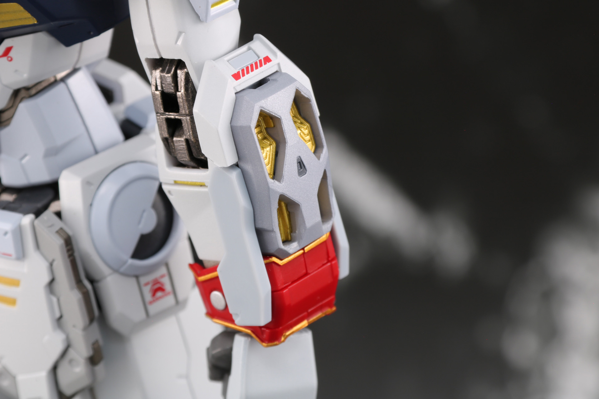 前腕部のパーツにブランド・マーカーの発生装置を装着