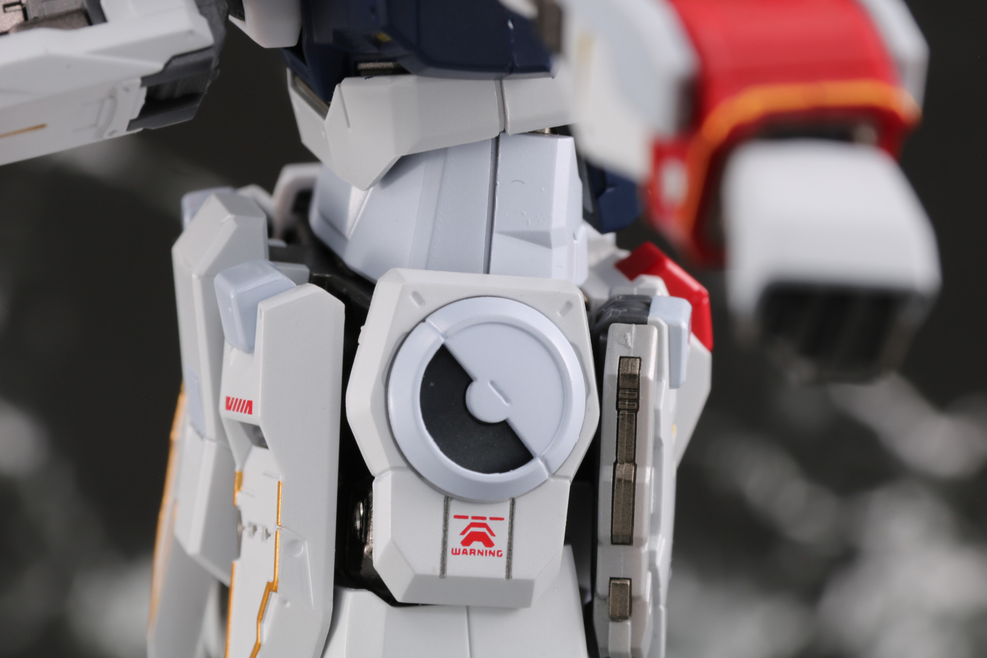 サイドアーマーに武装を装着。右サイドにはバスターガンをマウント可能