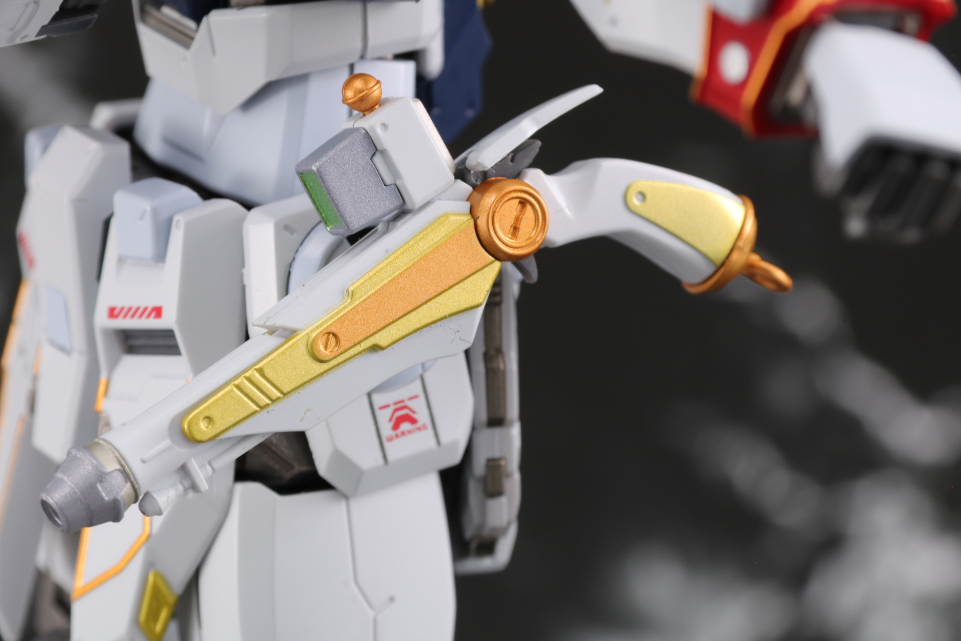 サイドアーマーに武装を装着。右サイドにはバスターガンをマウント可能