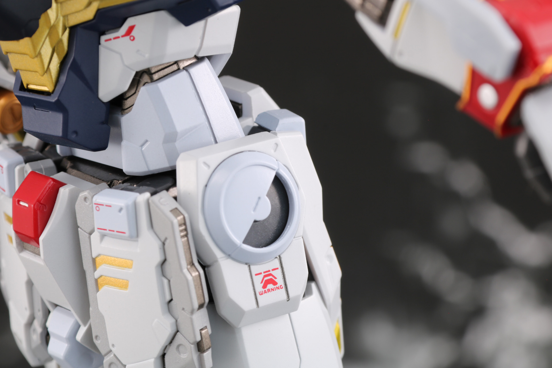 左サイドアーマーにはビーム・ザンバーをマウント可能