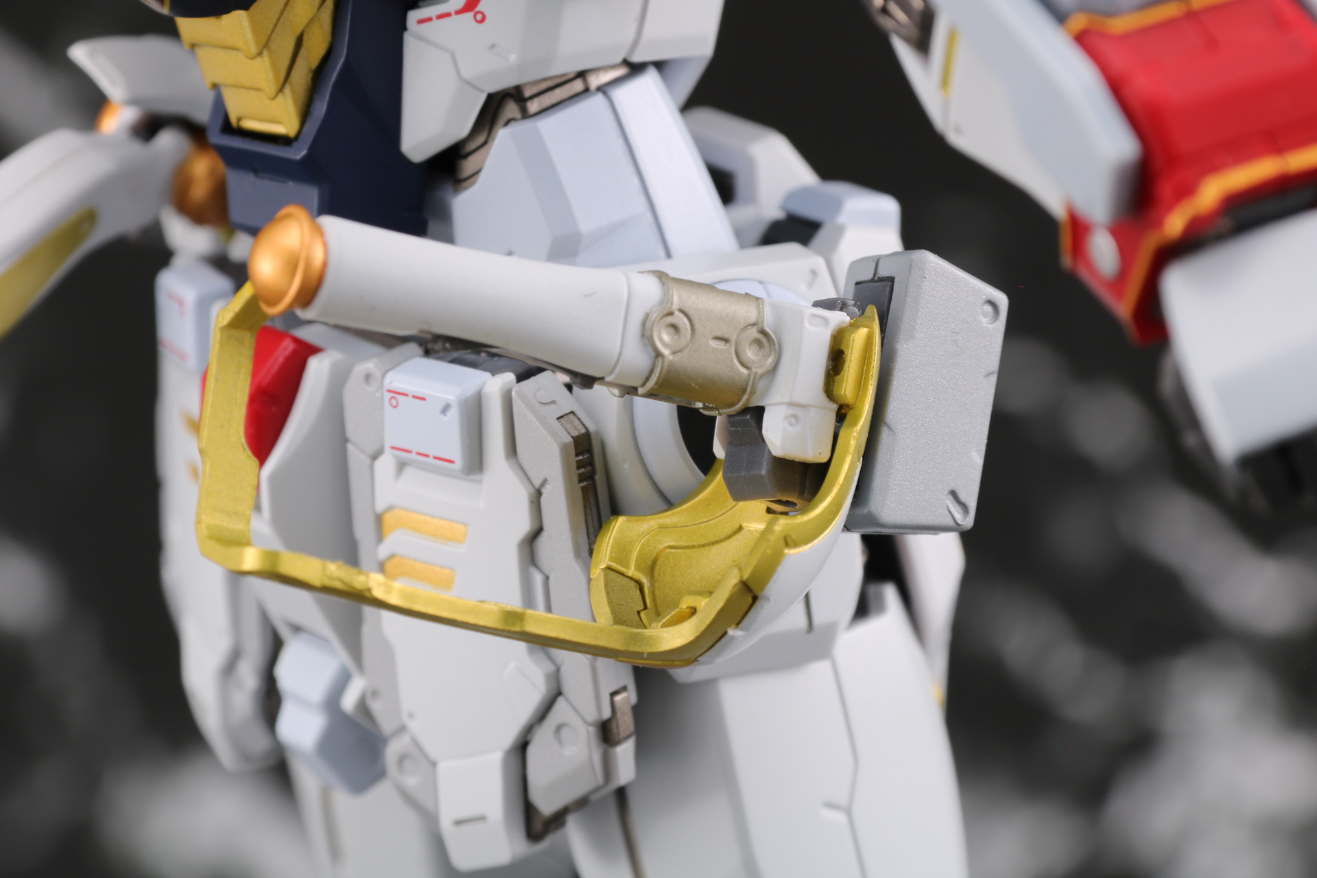 左サイドアーマーにはビーム・ザンバーをマウント可能