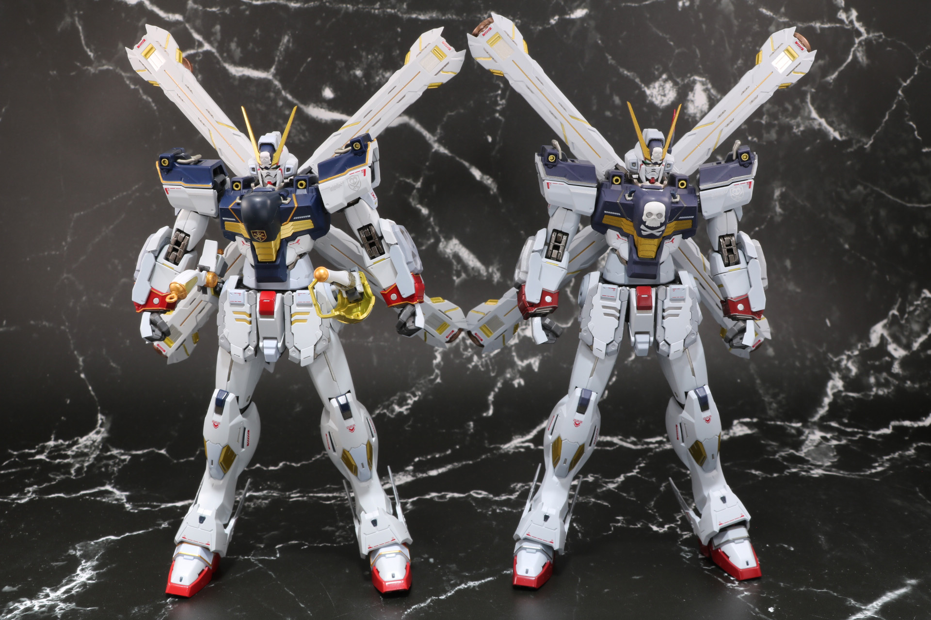 「METAL BUILD クロスボーン・ガンダムX1 フルクロス」の「クロスボーン・ガンダムX1 改・改（スカルハート）」（右）と比較