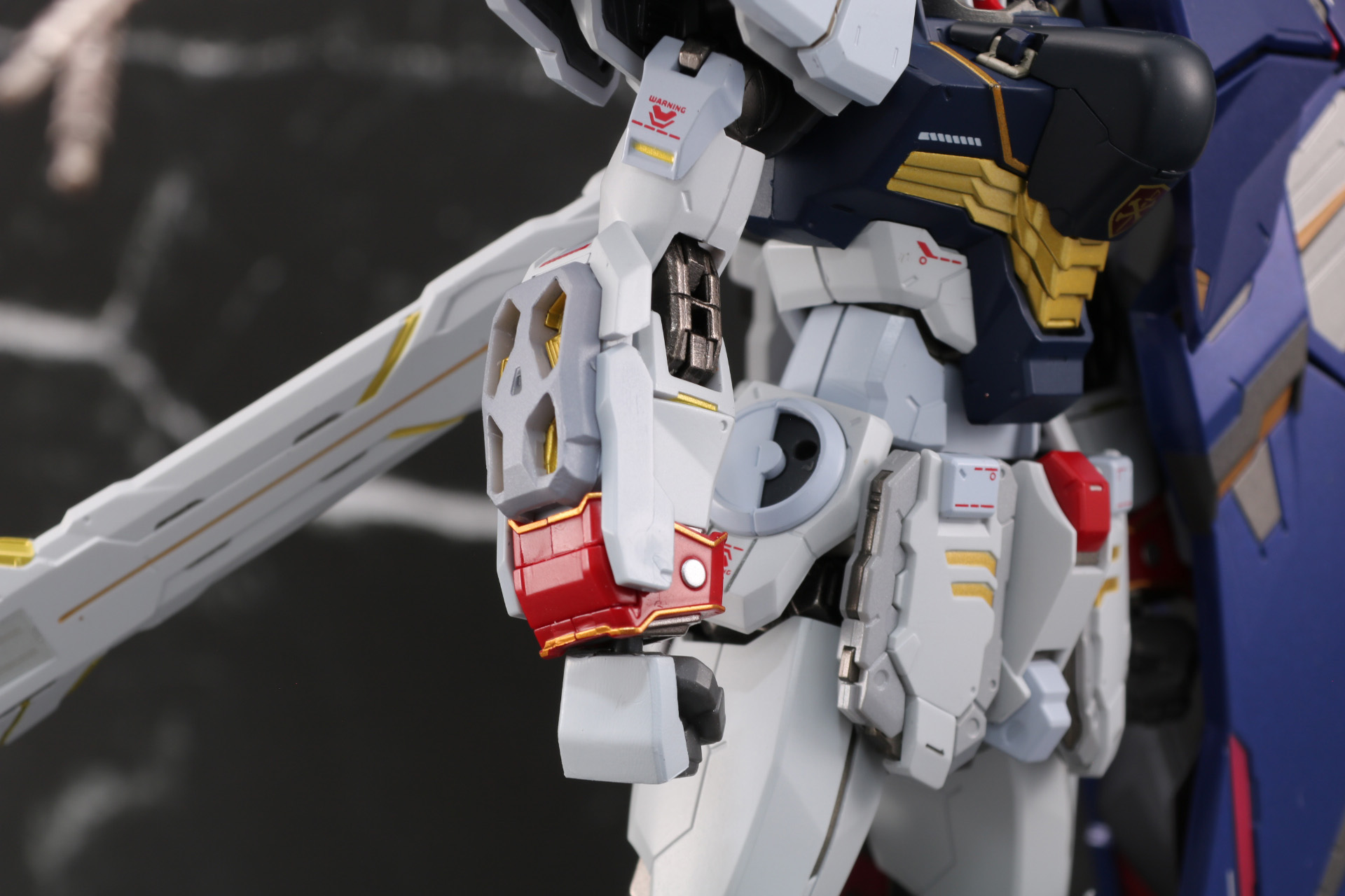 右腕部にハイ・ビーム・ブラスターを装備