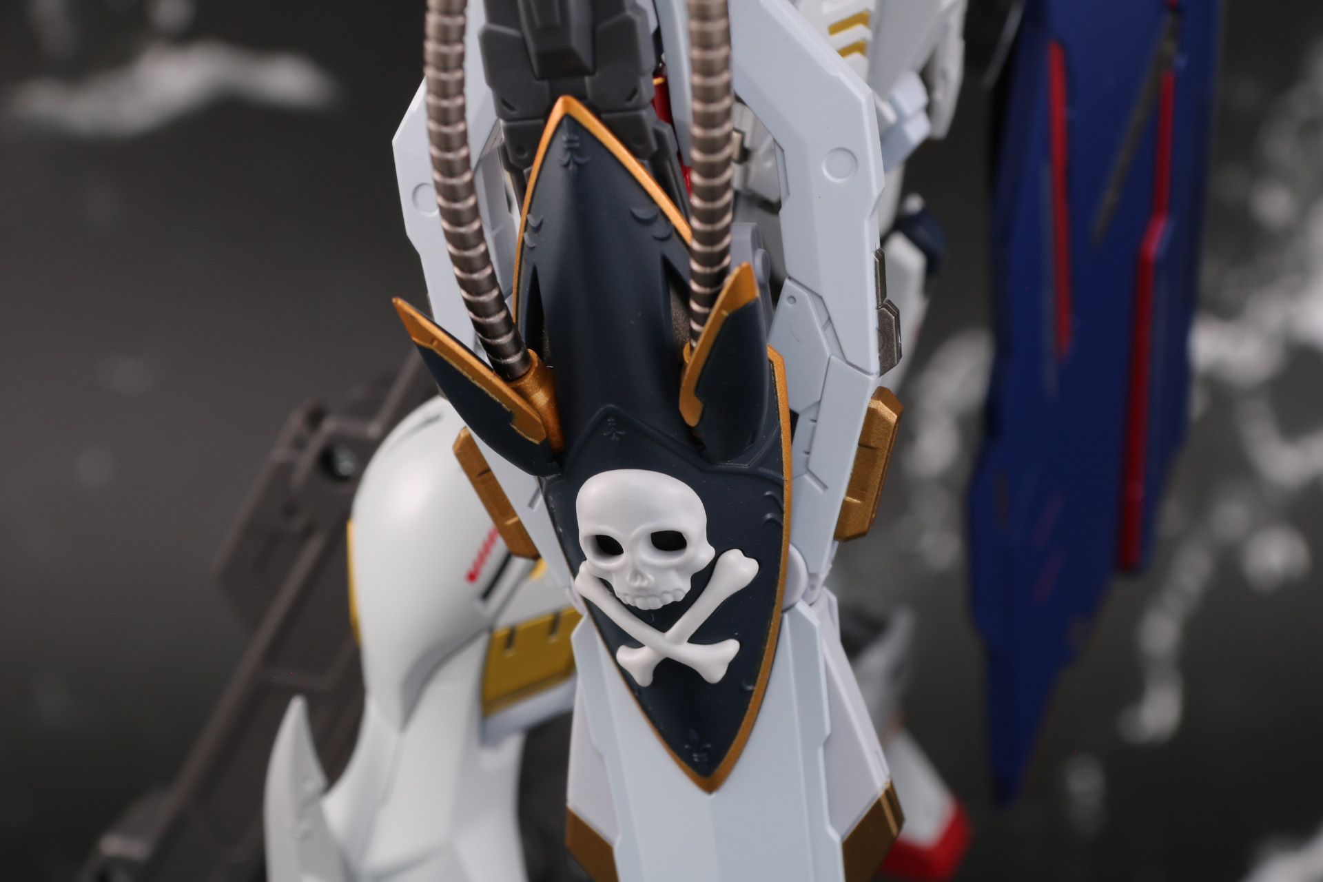 ドクロレリーフのあるパーツにジェネレーターの動力パイプを接続