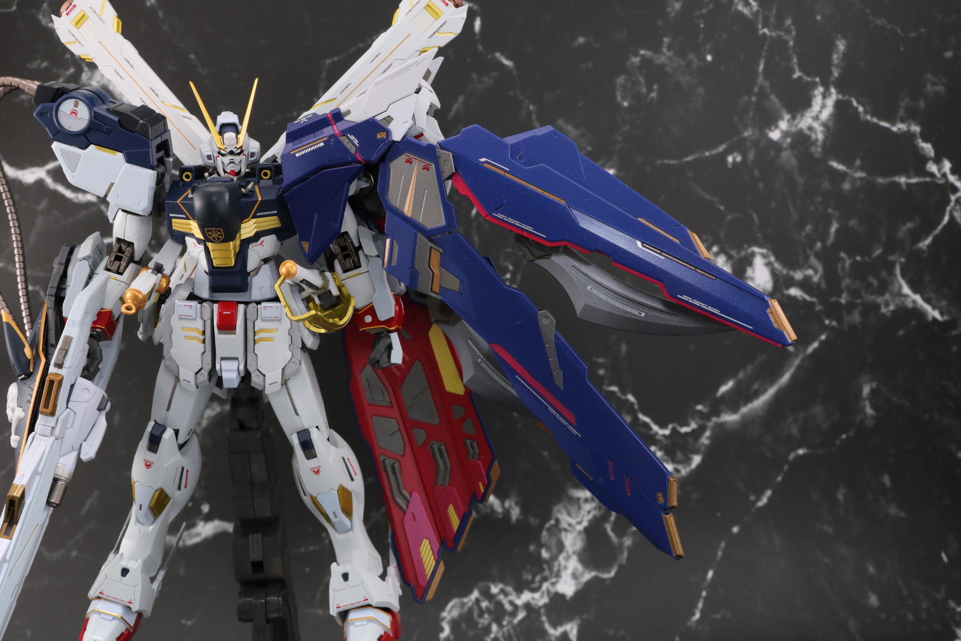 背面にも同じく可動が備わり、表情付けができる