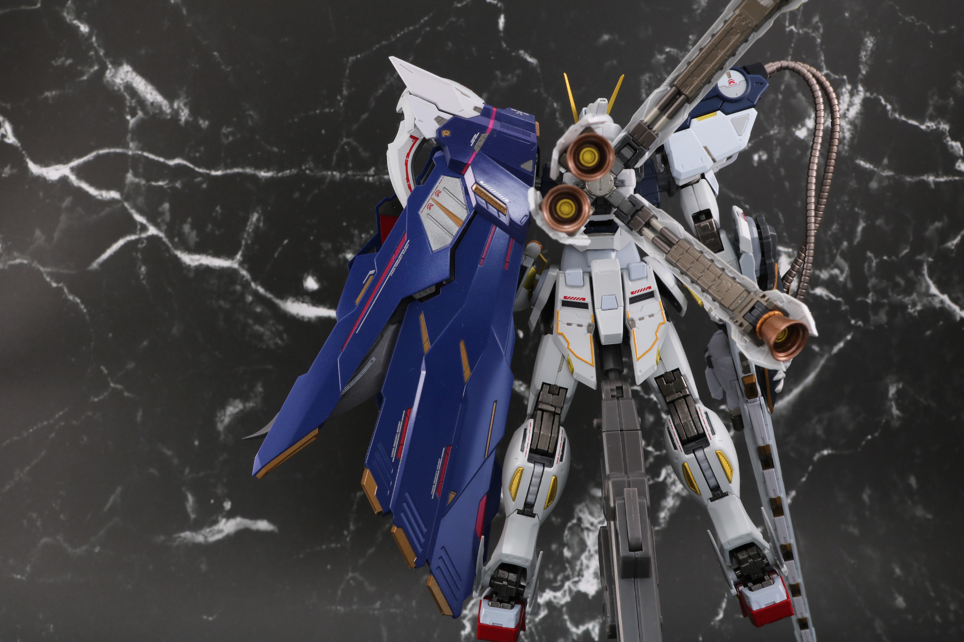 背面にも同じく可動が備わり、表情付けができる