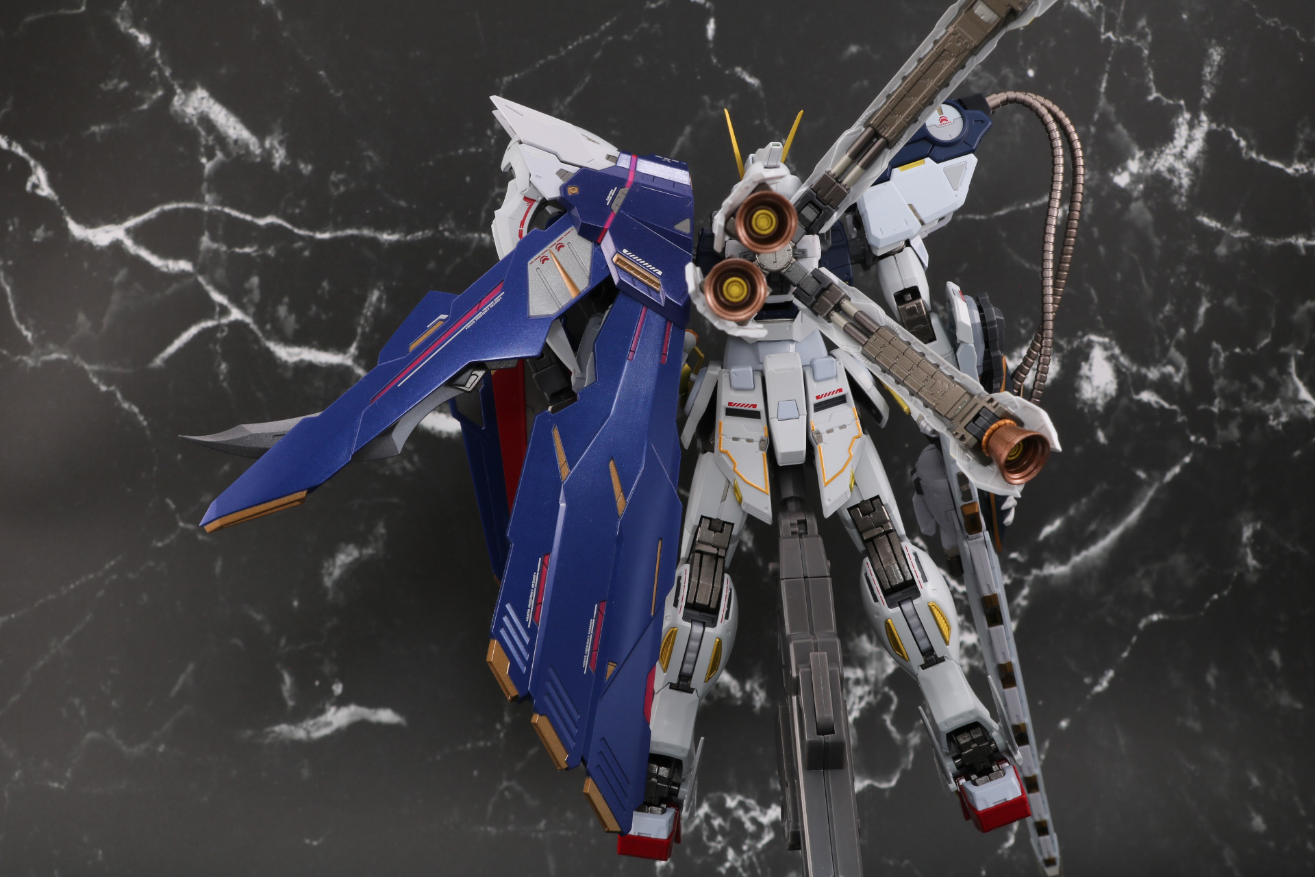 右腕部に装備したハイ・ビーム・ブラスター