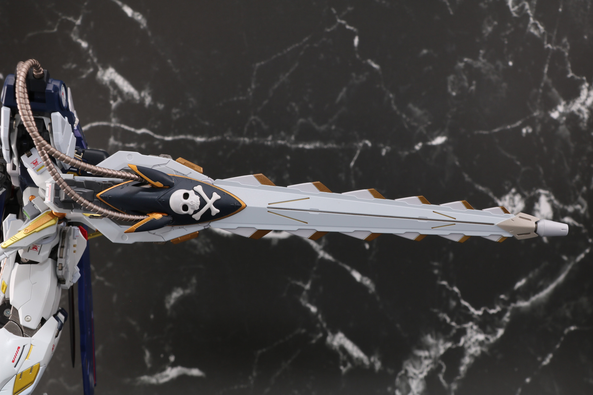 右腕部に装備したハイ・ビーム・ブラスター