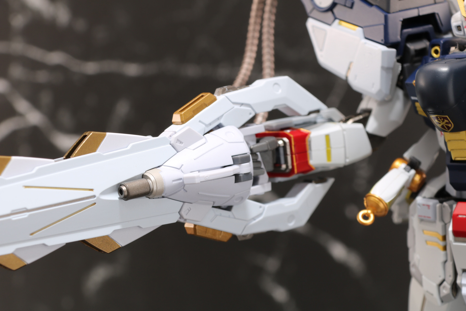 持ち手部分には展開ギミックを搭載。フォアグリップの展開もでき、最大出力で射撃姿勢も表現可能