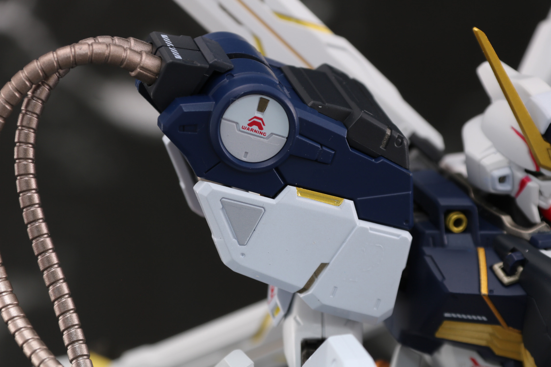 肩アーマーに被せたジェネレーターパーツによって、より厳ついシルエットに