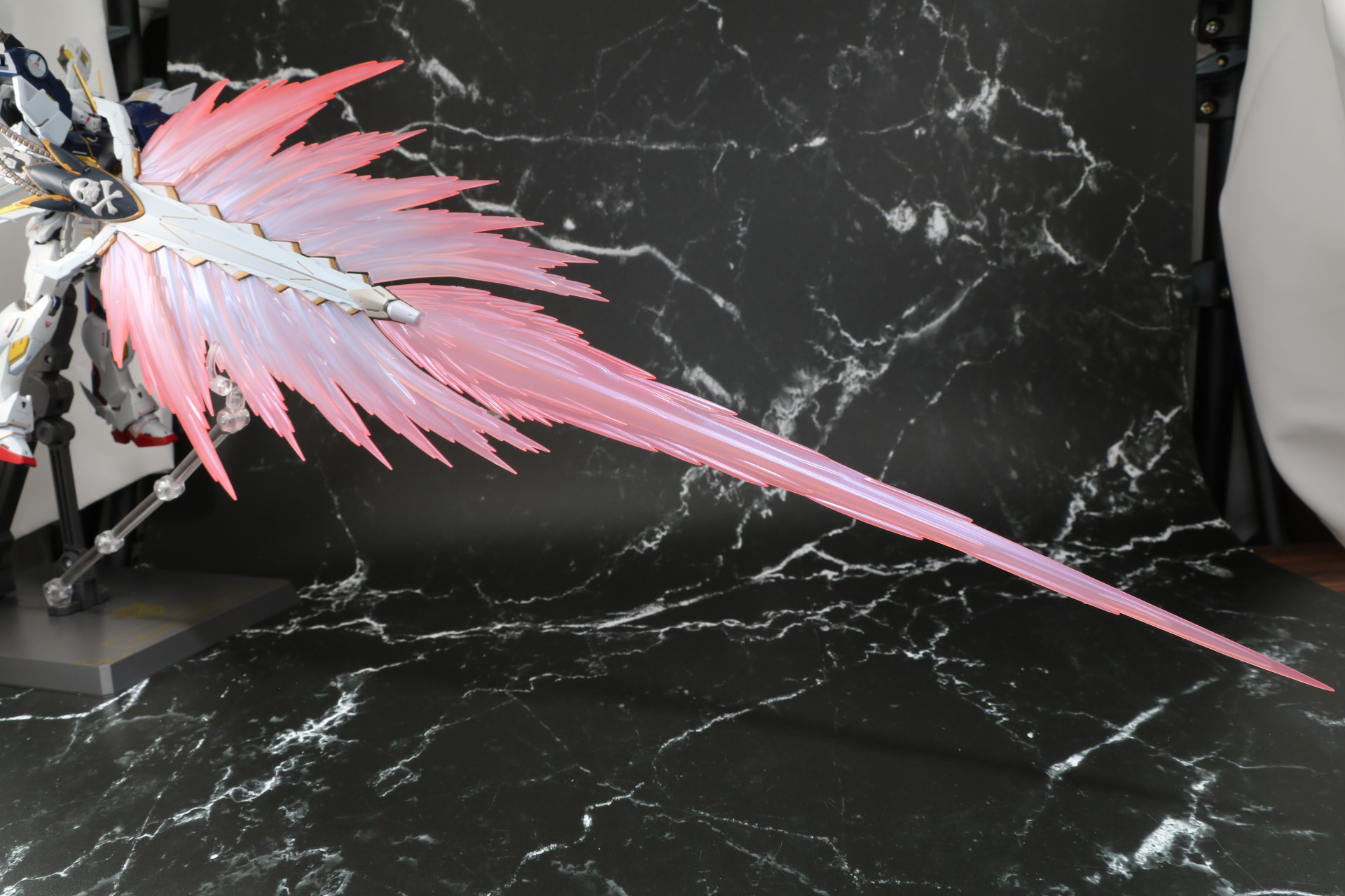 ハイ・ビーム・ブラスターのビームエフェクト装着時。「クロスボーン・ガンダムX1 ハーフクロス」本体を優に超えるものとなっている