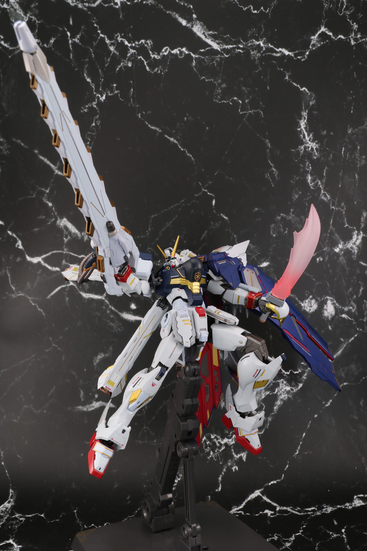 ハイ・ビーム・ブラスターを振り回すパワフルなポーズ