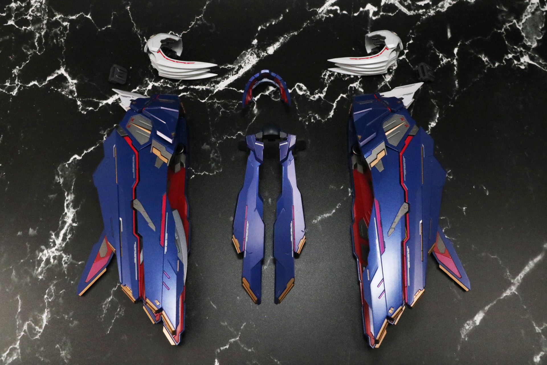 フルクロス（左右肩部、胸部、襟元）、スカルヘッド・ユニット、ジョイントパーツ