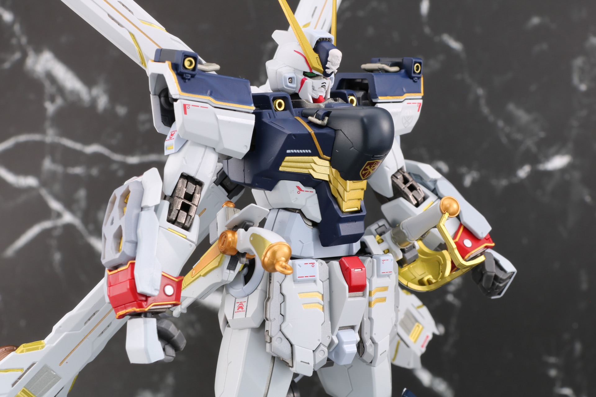 丸みのある胸部に直線的な肩部アーマー。ゴールドのダクト造形と洗練されたデザインが再現されている