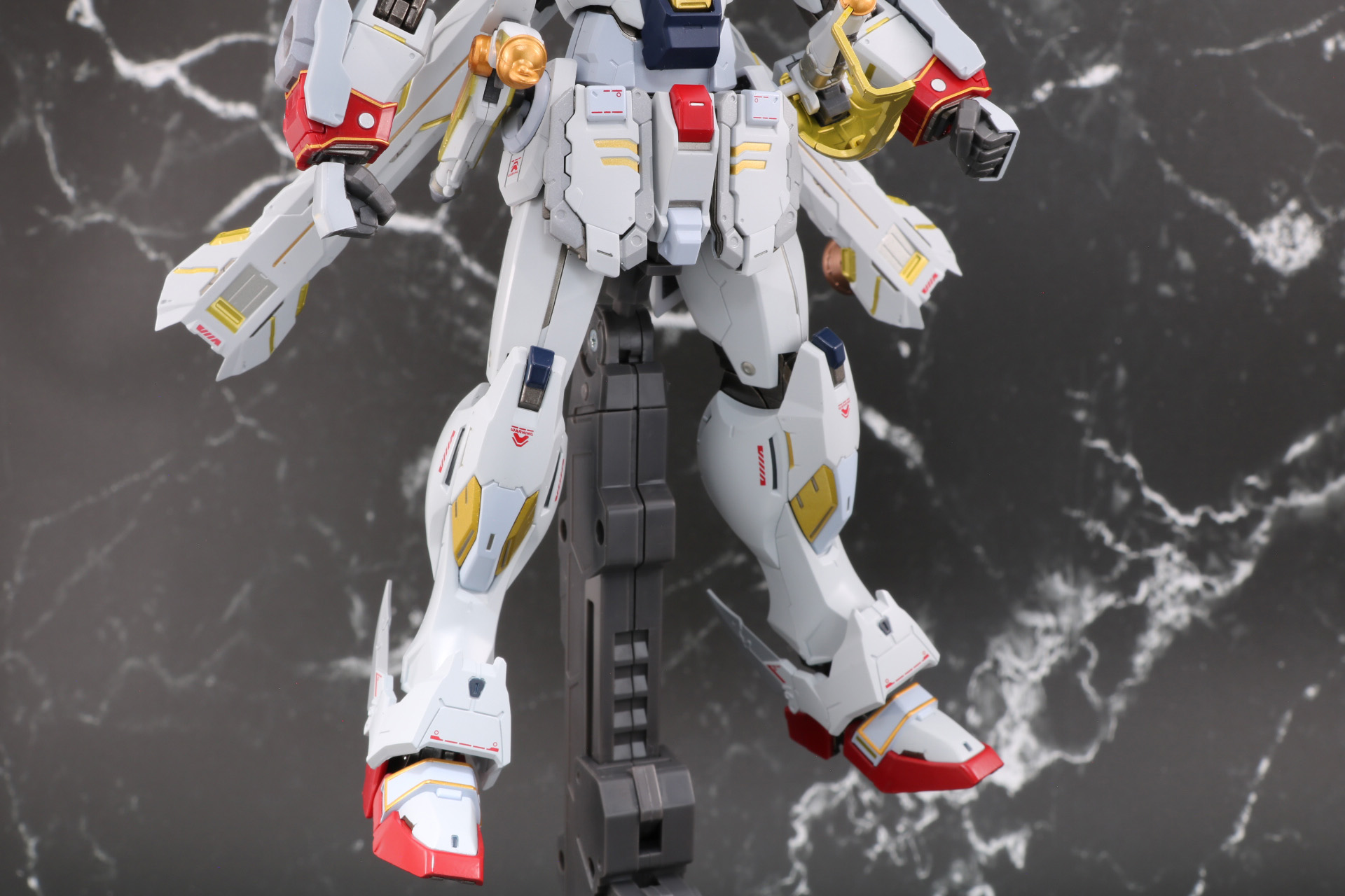 シャープな脚部造形