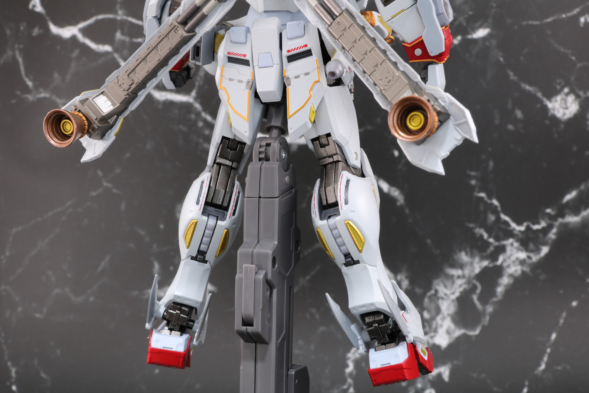 膝関節や足首にはダイキャストの重厚感ある造形がうかがえる