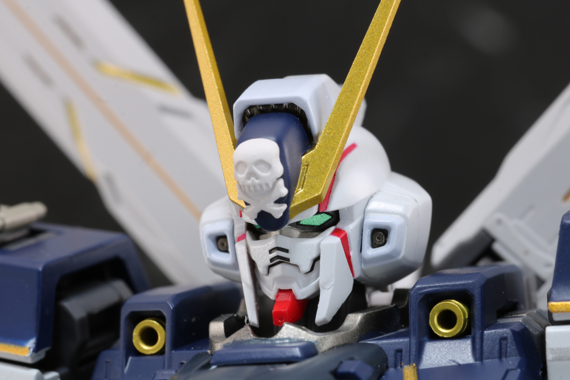 頭部。額にはドクロレリーフが造形されている