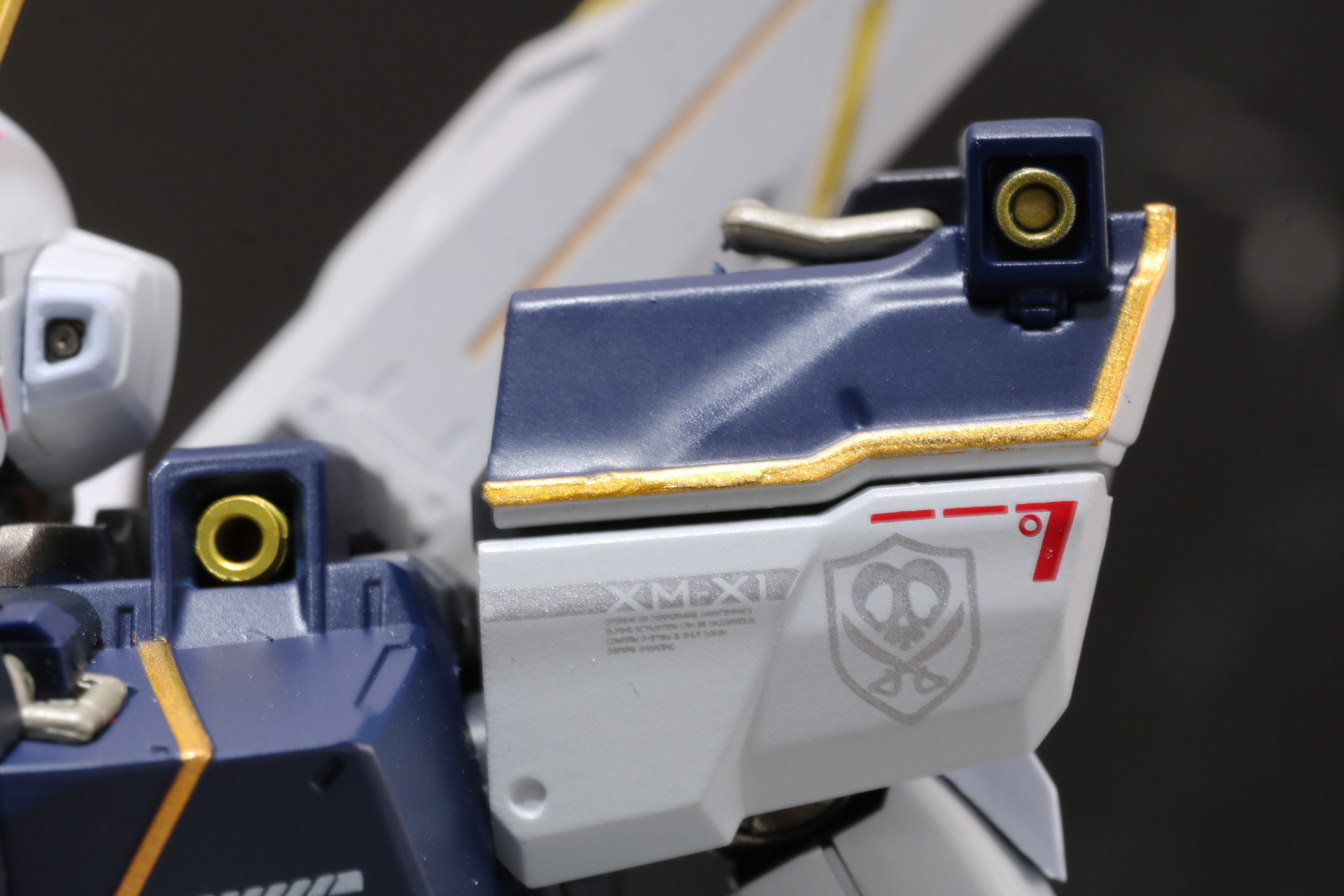 肩部には偽装された型式番号「XM-X1」の文字