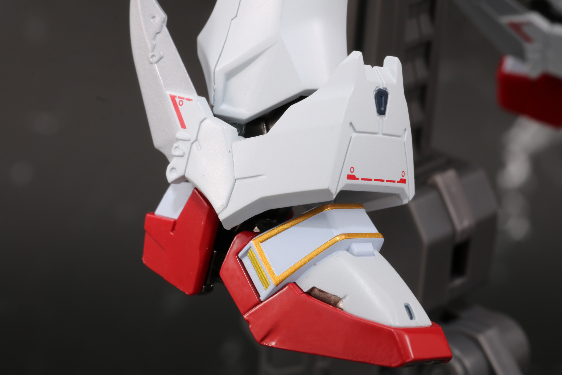 アンクルガードにも細かいゴールドのラインが施されている