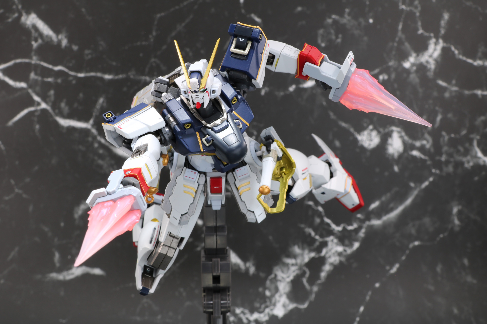 両腕部に備えたブランド・マーカーによる近接格闘