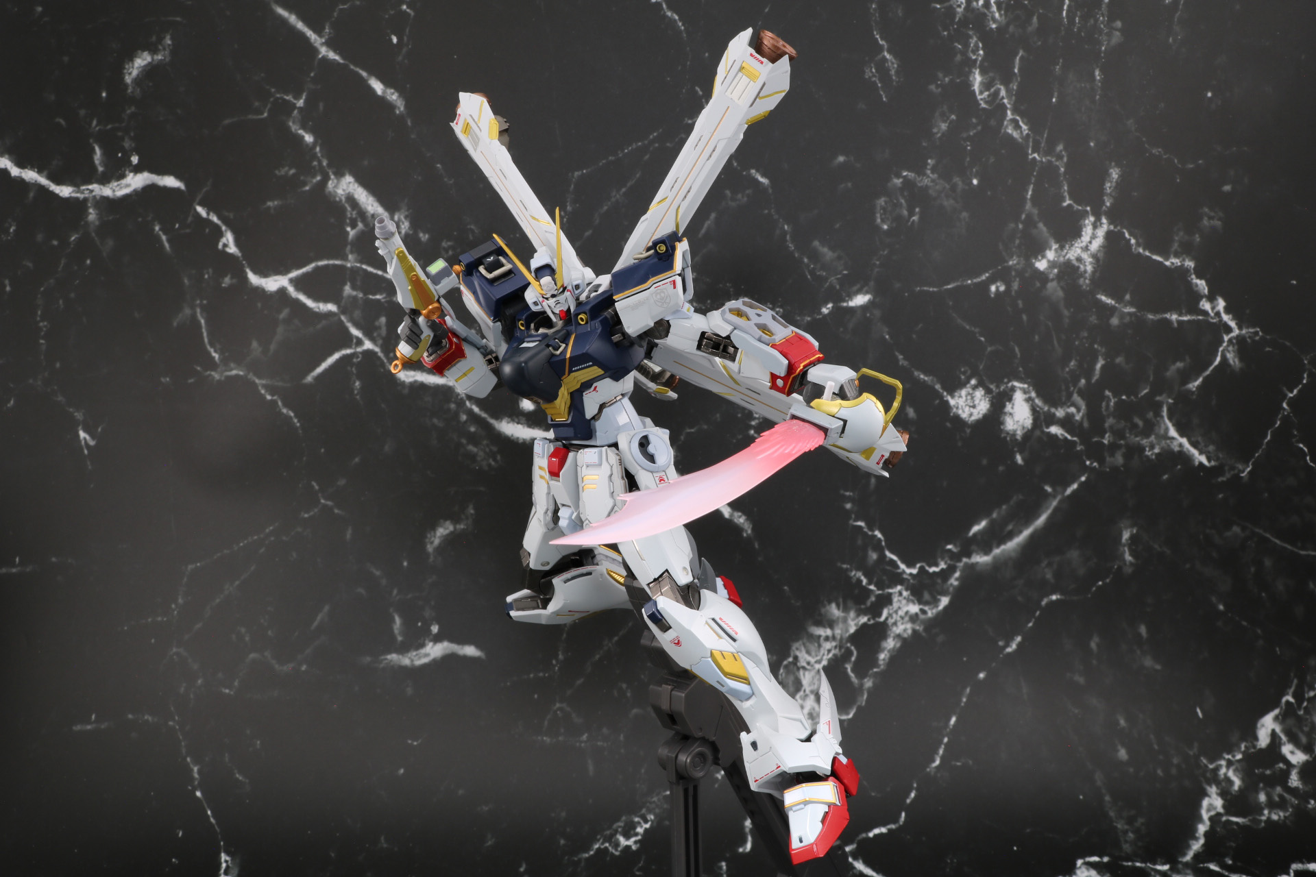 射撃武装のバスターガンとビーム・ザンバーを手にすると海賊らしい印象