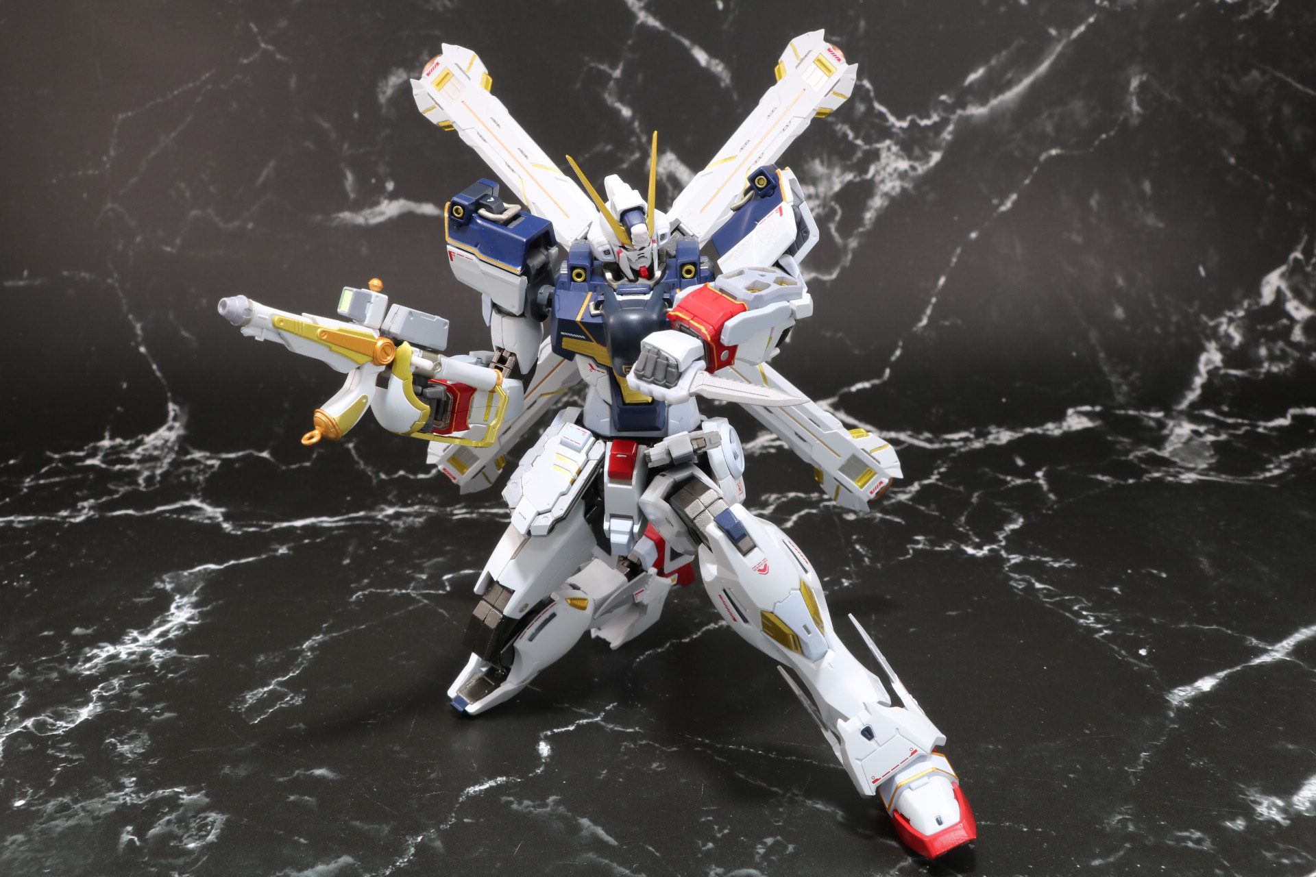 膝立ちポーズも可能。脹脛に隠されたヒートダガーも手に持たせることができる