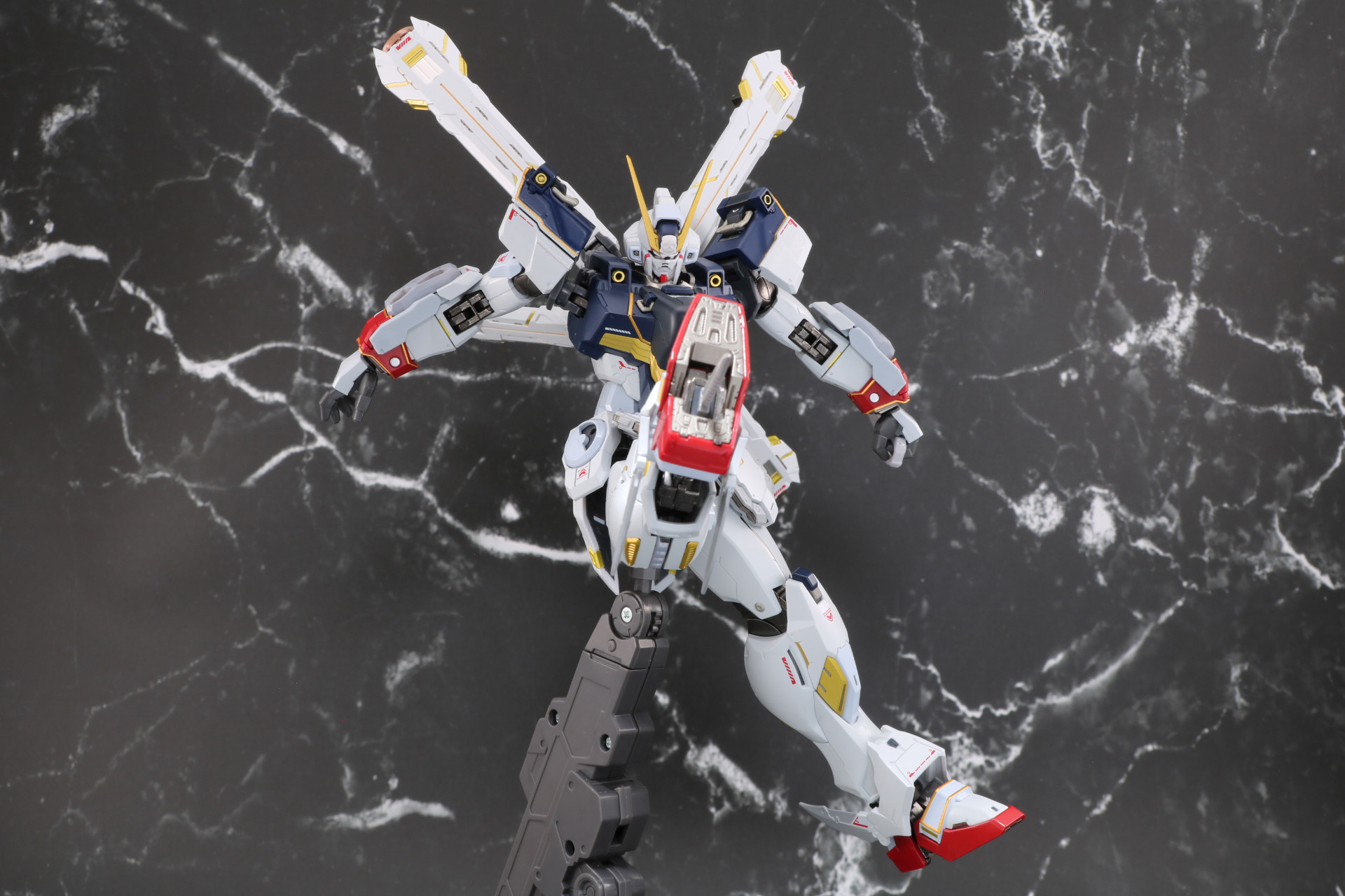 足裏のジョイントにヒートダガーの刃を装着すれば、展開状態にすることも可能