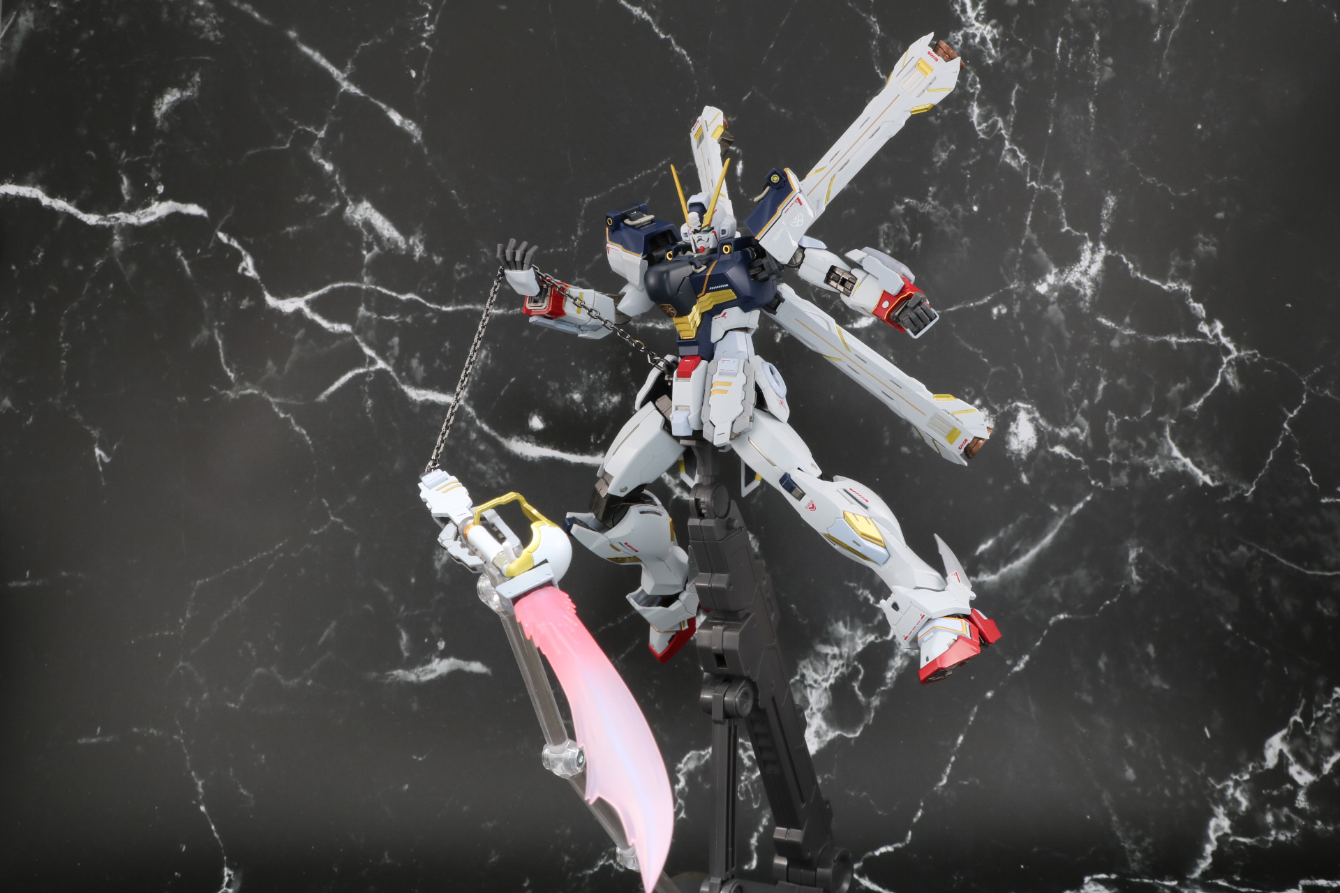 ジョイントパーツを使用することでビーム・ザンバーをシザーアンカーで持たせたケレン味あるアクション