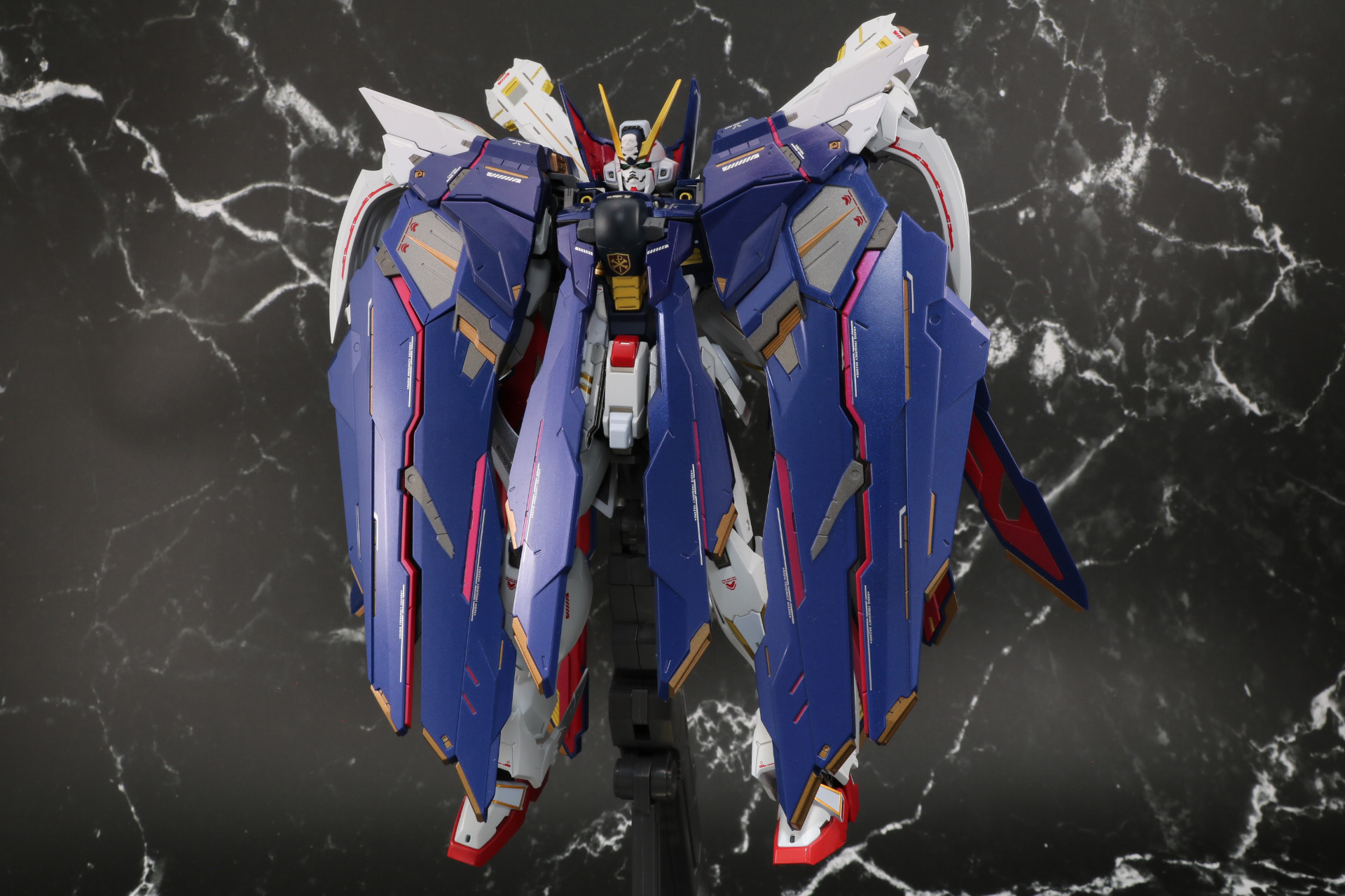 モビルスーツ本体を包み堅牢なフルクロス