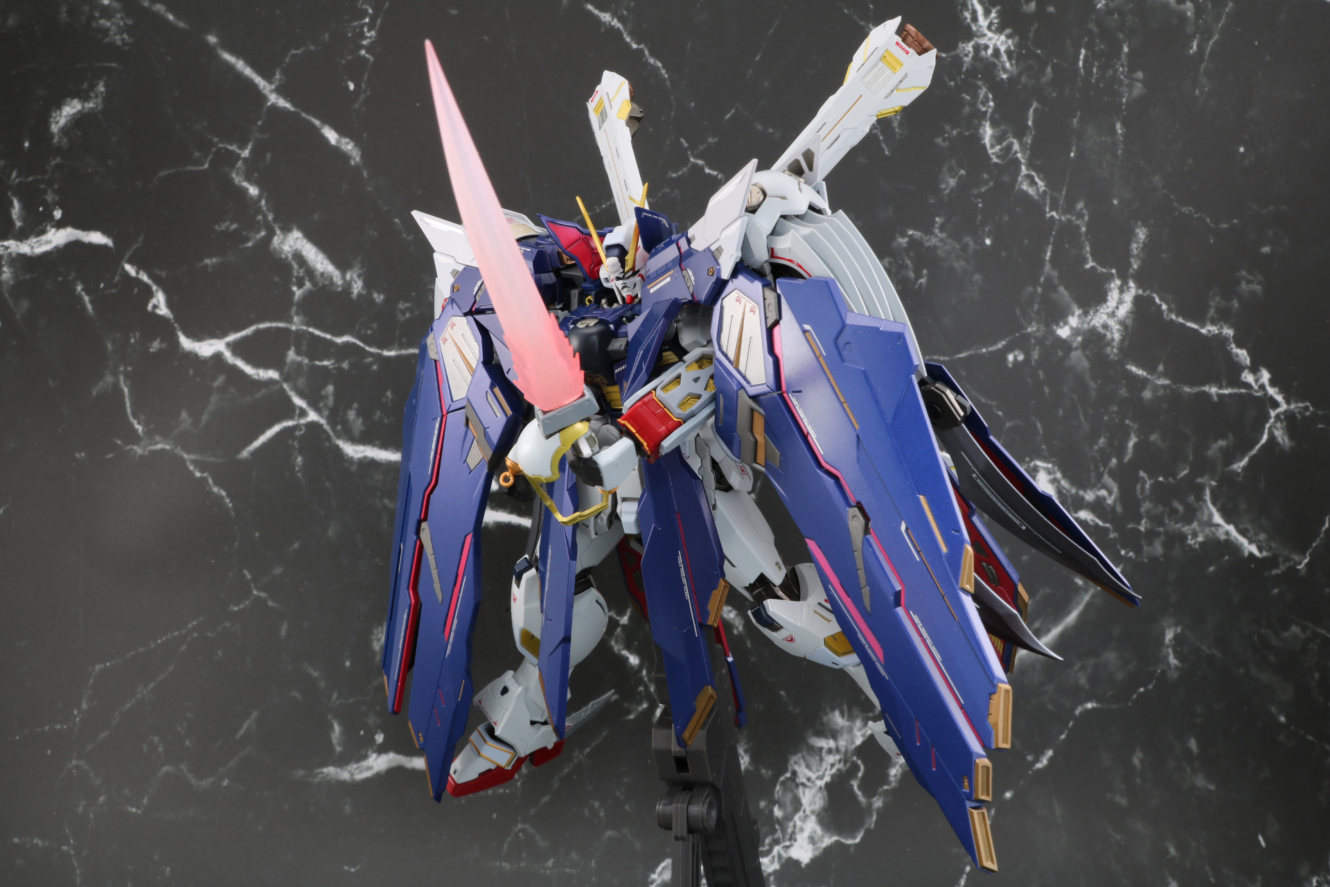 フルクロスの各部可動で腕部を動かすことも可能