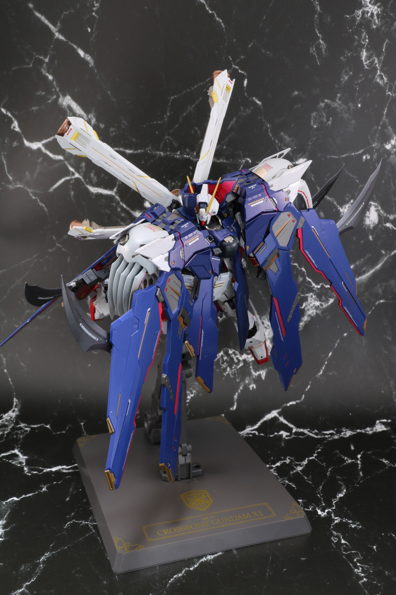 フルクロスをひるがえしながらヒート・カッターで攻撃