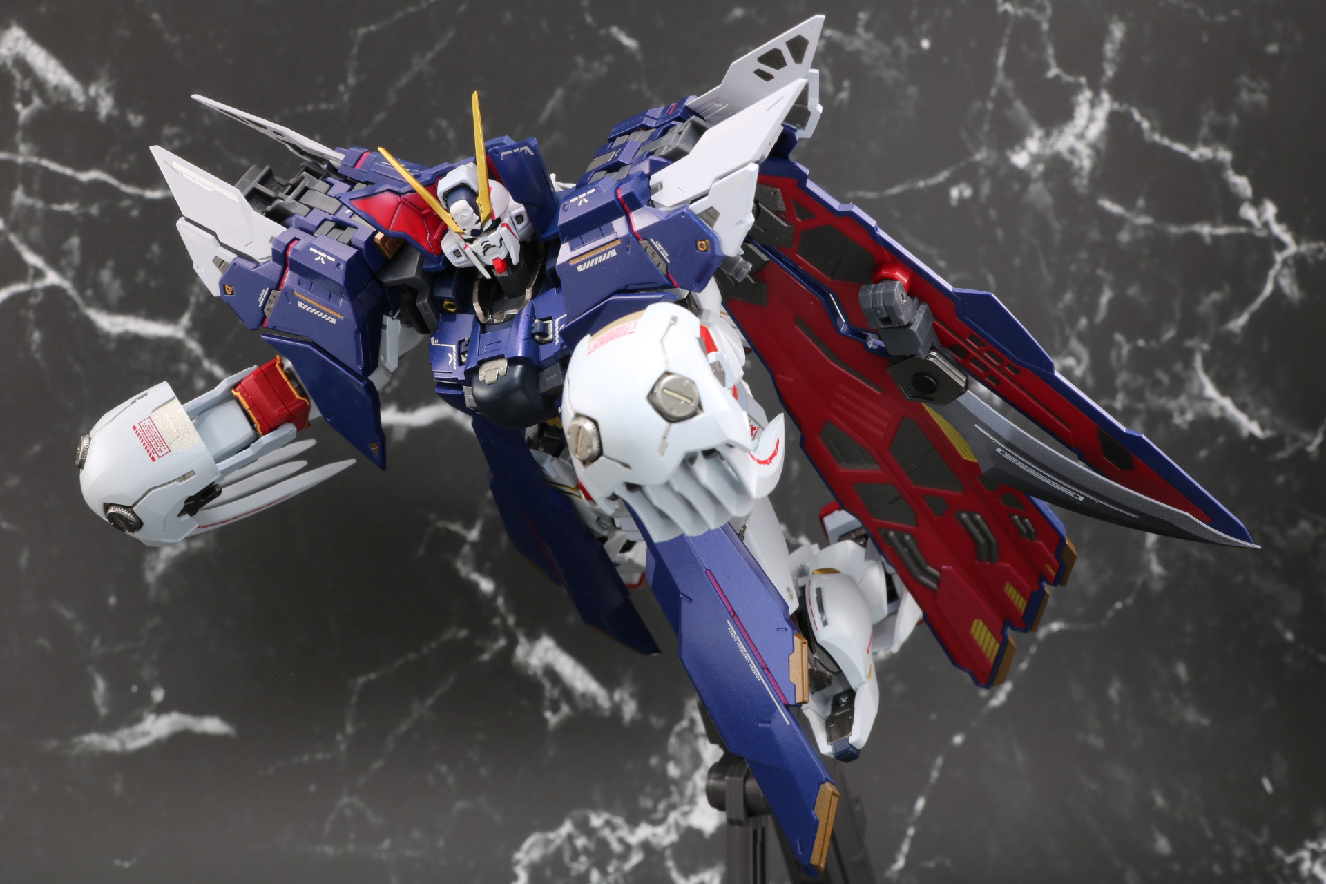 肩のスカルヘッド・ユニットはジョイントパーツを使うことでブランド・マーカーの発生装置に取り付けができる。フルクロスの一部装甲を取り外した状態にすることもできる