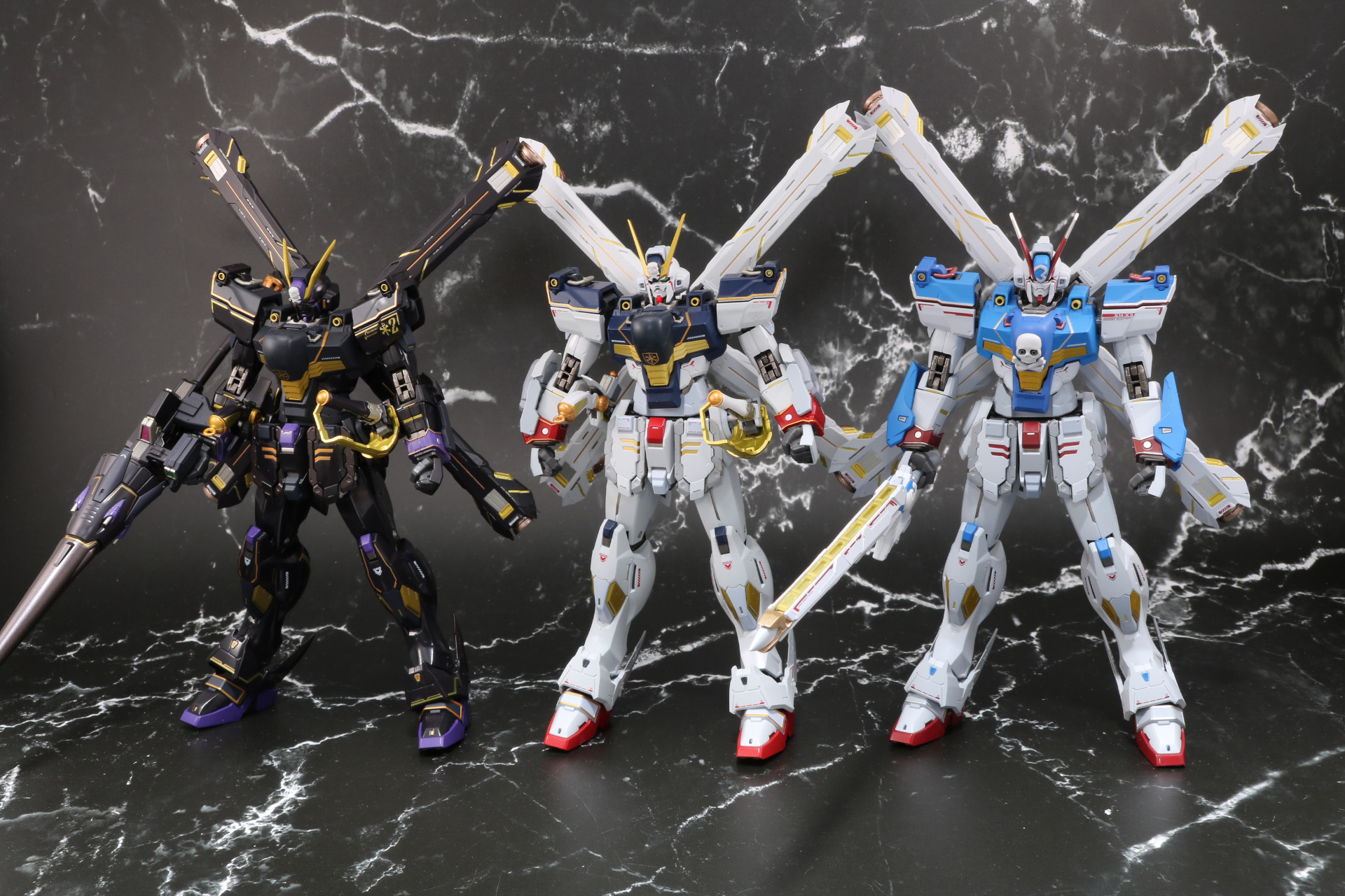 「クロスボーン・ガンダムX1」（中央）、「クロスボーン・ガンダムX2」（左）、「クロスボーン・ガンダムX3」（右）がついに揃った