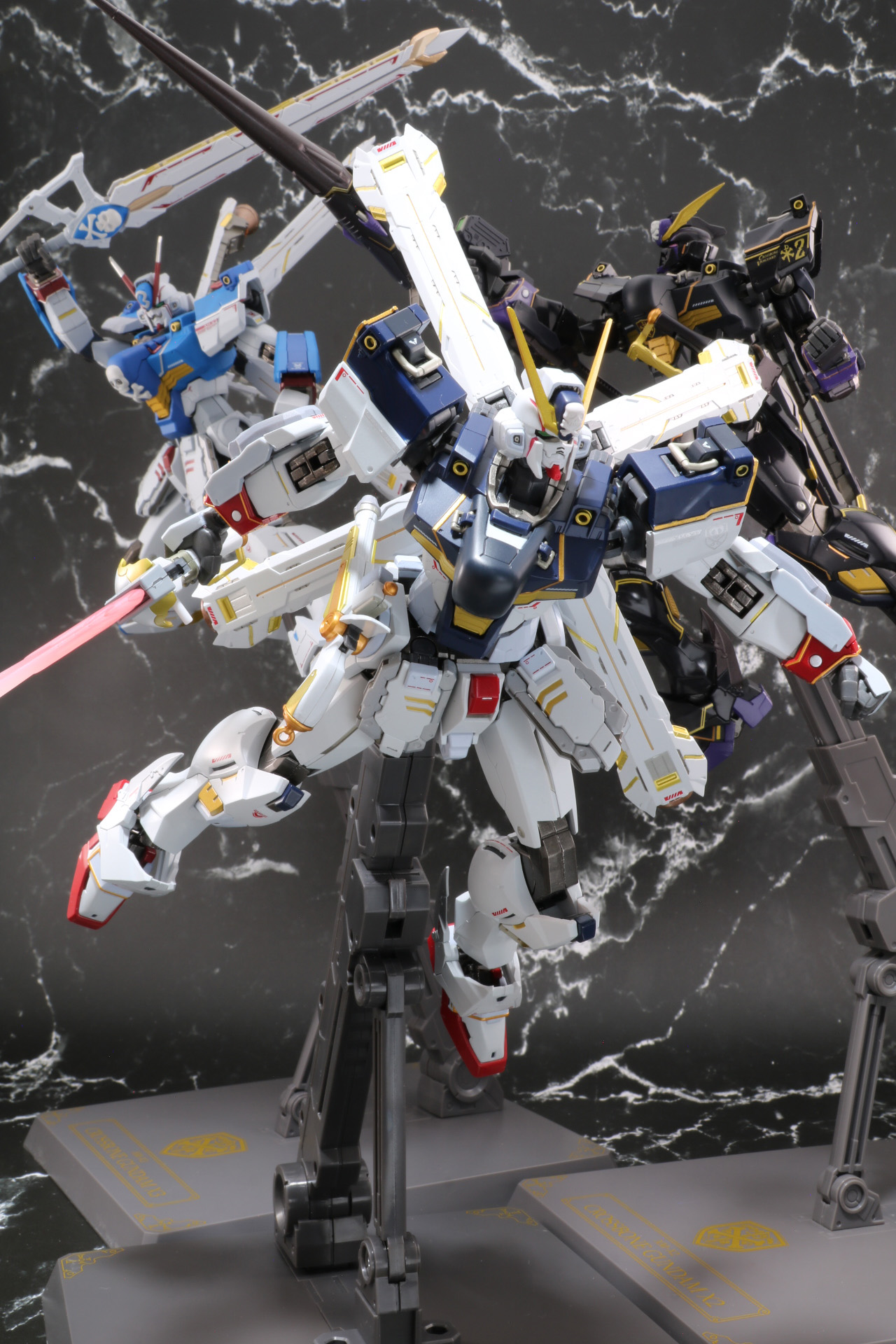 3機のクロスボーン・ガンダムによる共闘をイメージしたディスプレイ