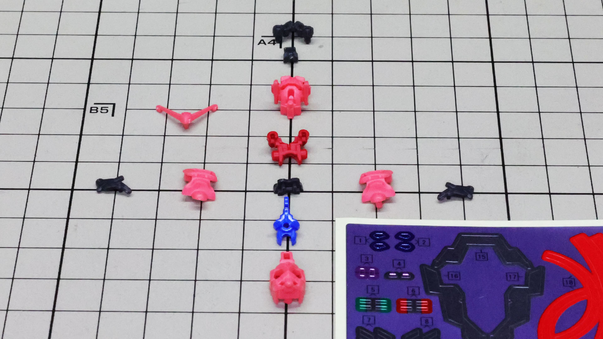 特徴的なブルーのツインアイのパーツが目を引く頭部パーツ群