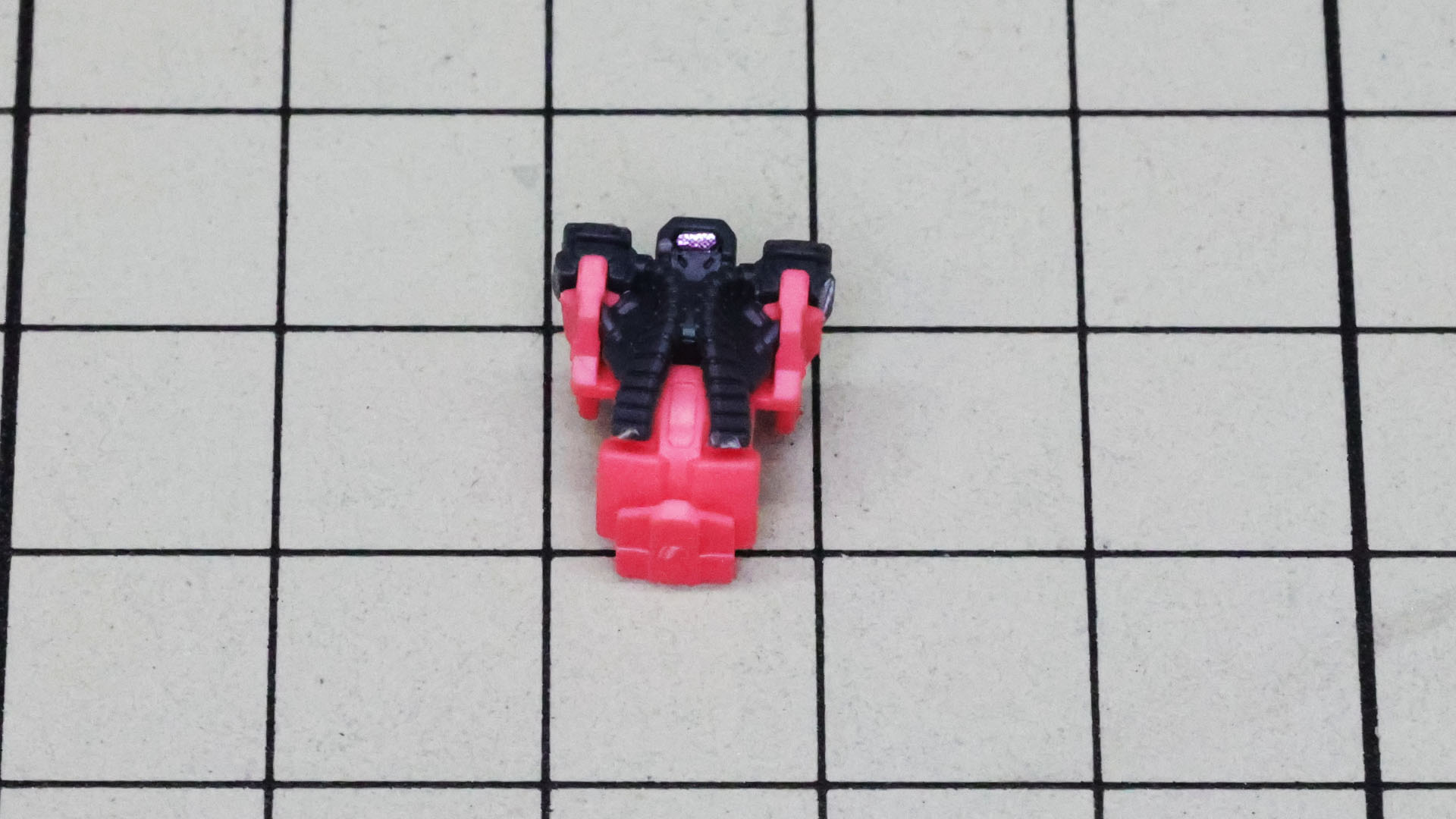 後頭部を組みました。3パーツ構成となり、シールによるセンサー表現があります