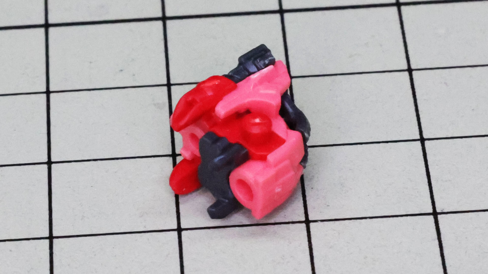 形状が複雑でわかりにくいですが写真右下が首側で側頭部接続用の丸軸が見えます