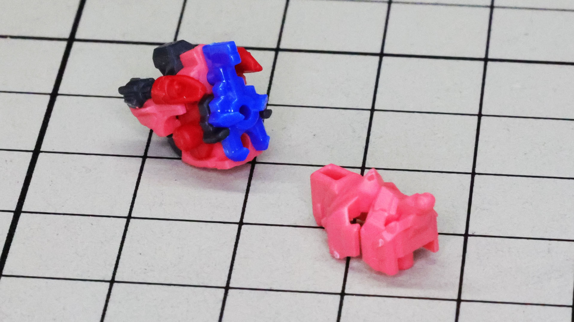 ツインアイ／センサーのブルーのパーツを中に組み込んでマスク部で覆います