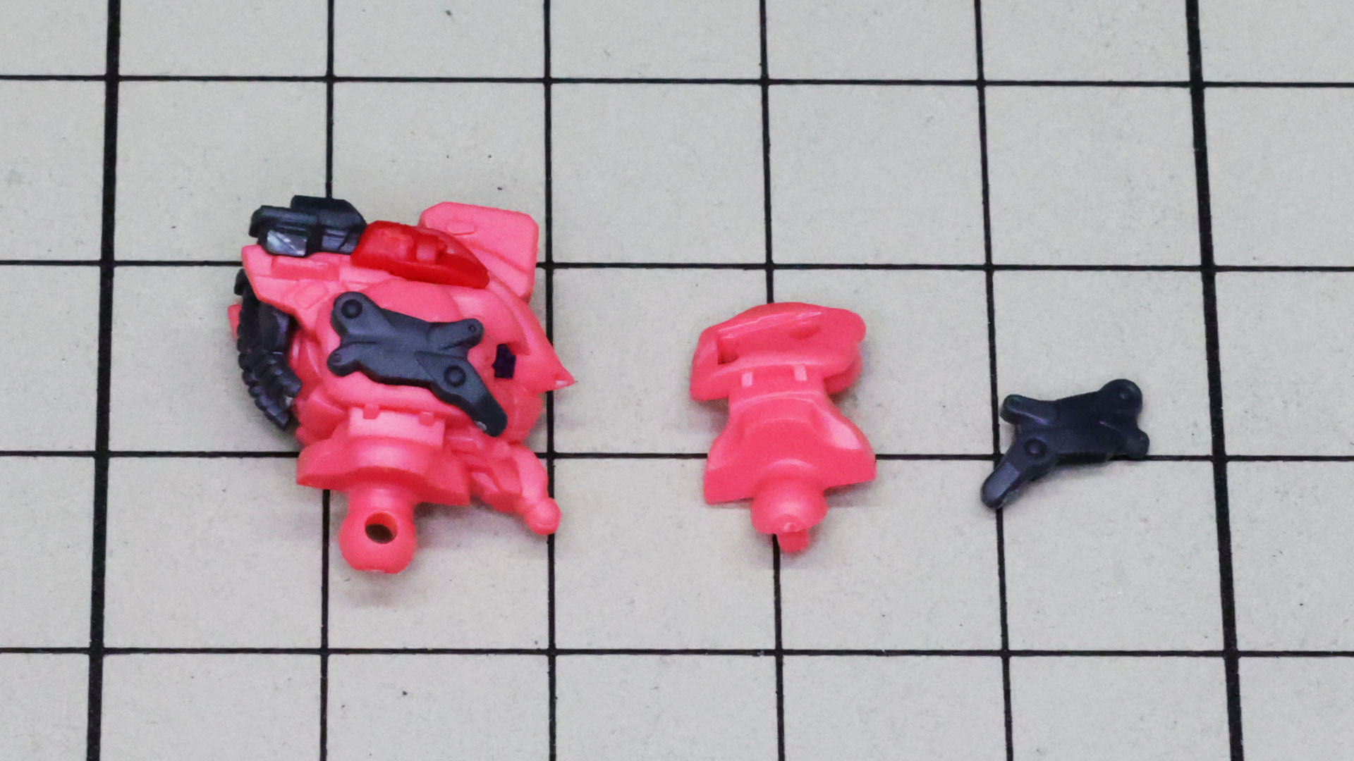 側頭部のパーツを組んでいきます。細かい！