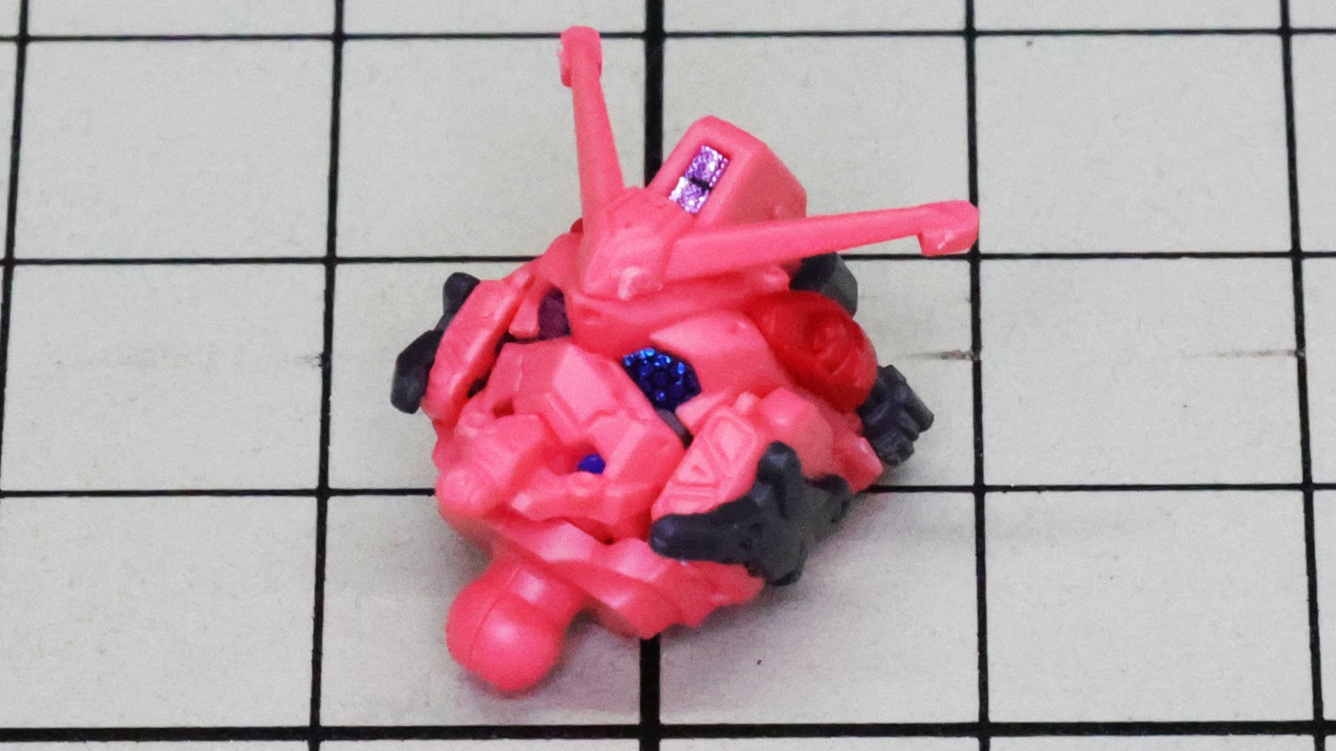 首からコの字形状になる側頭部で回転させることで……