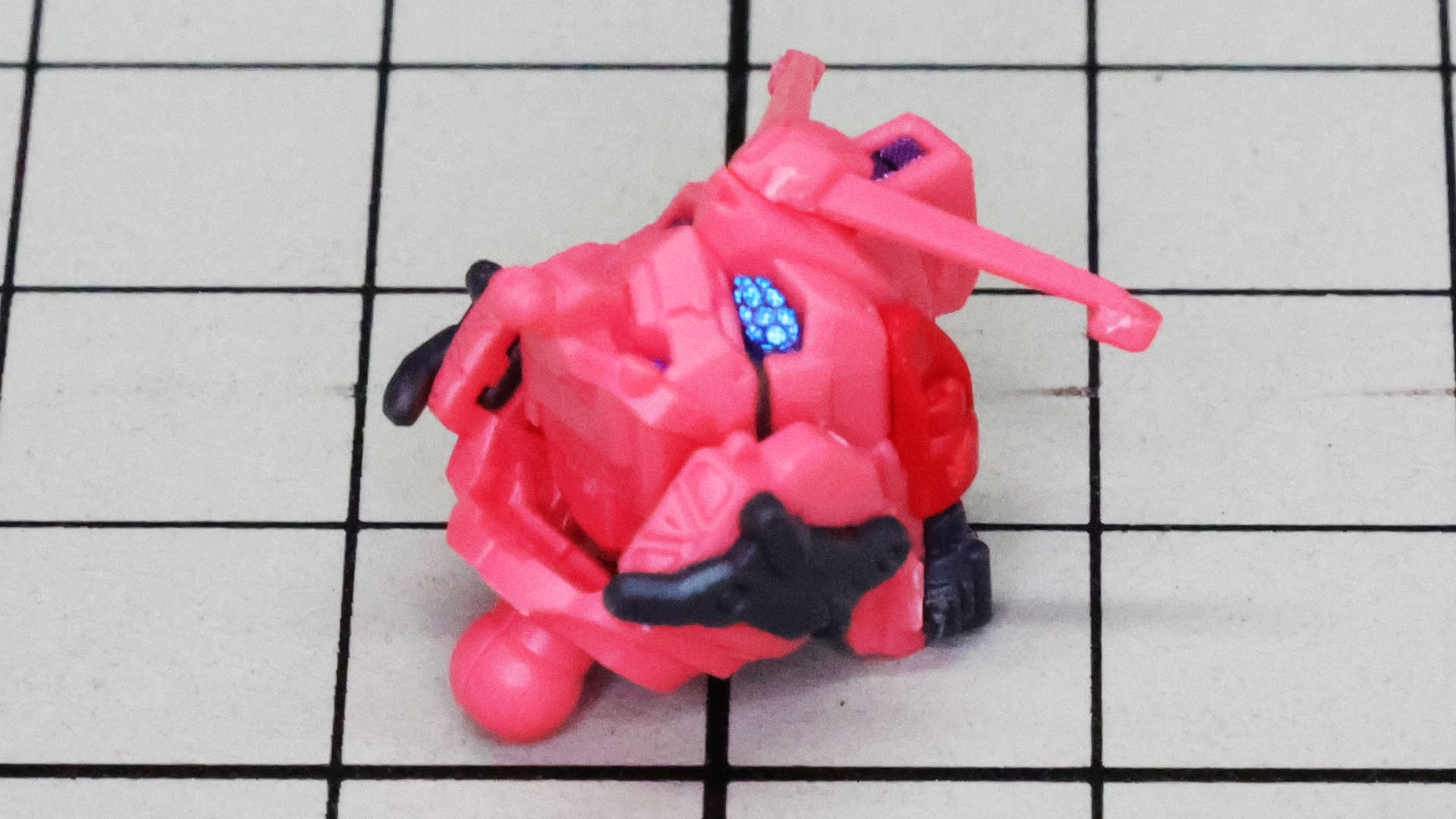 顔全体をだいぶ上に向けられます。この方法だと装甲の隙間も少なく理にかなっていますね