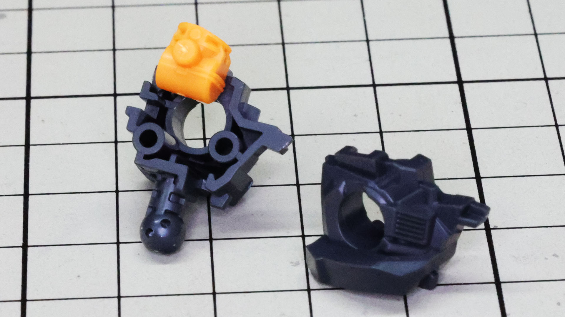 胸部を構成するメカフレームを組みます。黄色のパーツは首部です