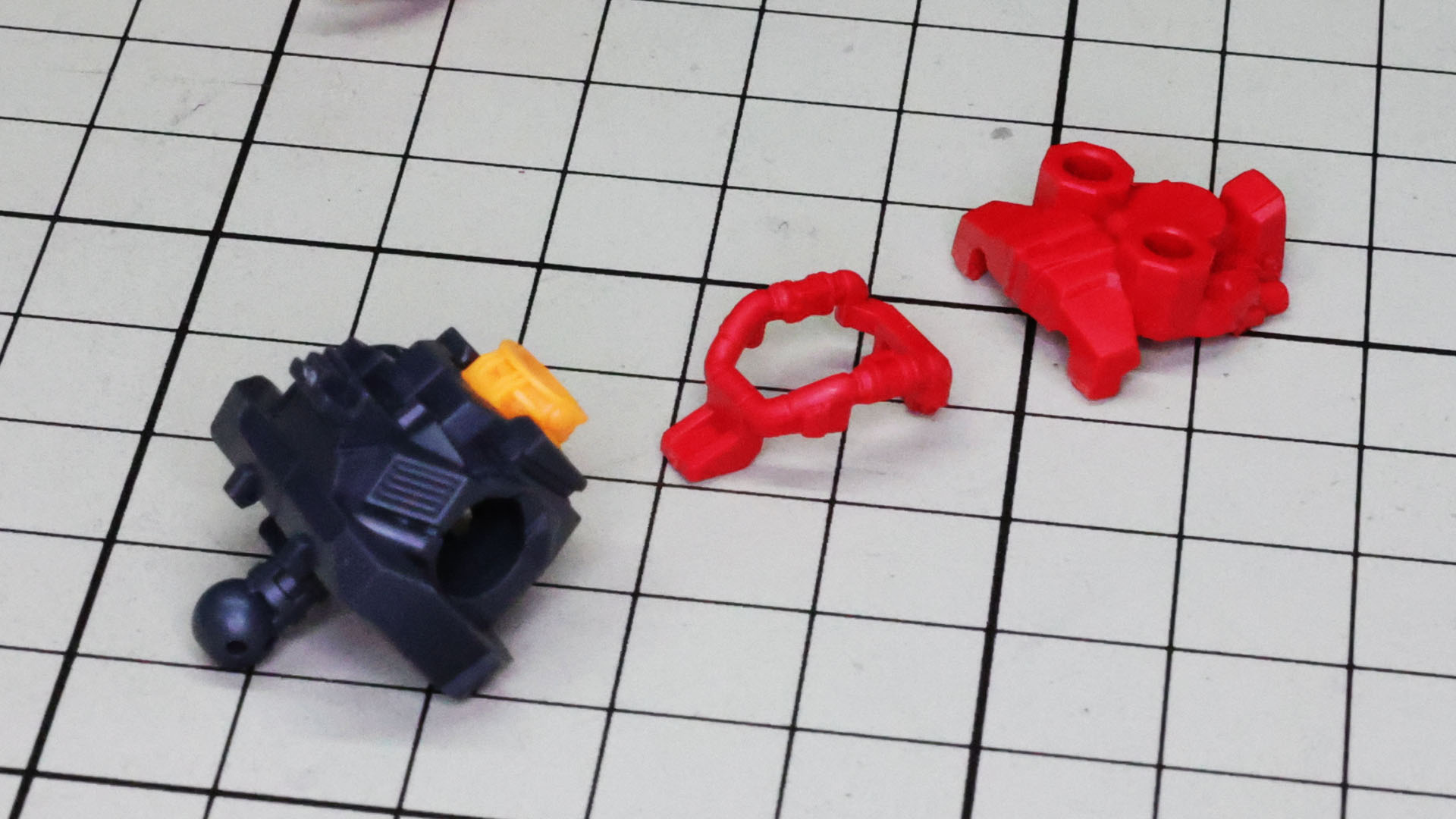 そのメカフレームに襟部と背面パーツを組み付けます