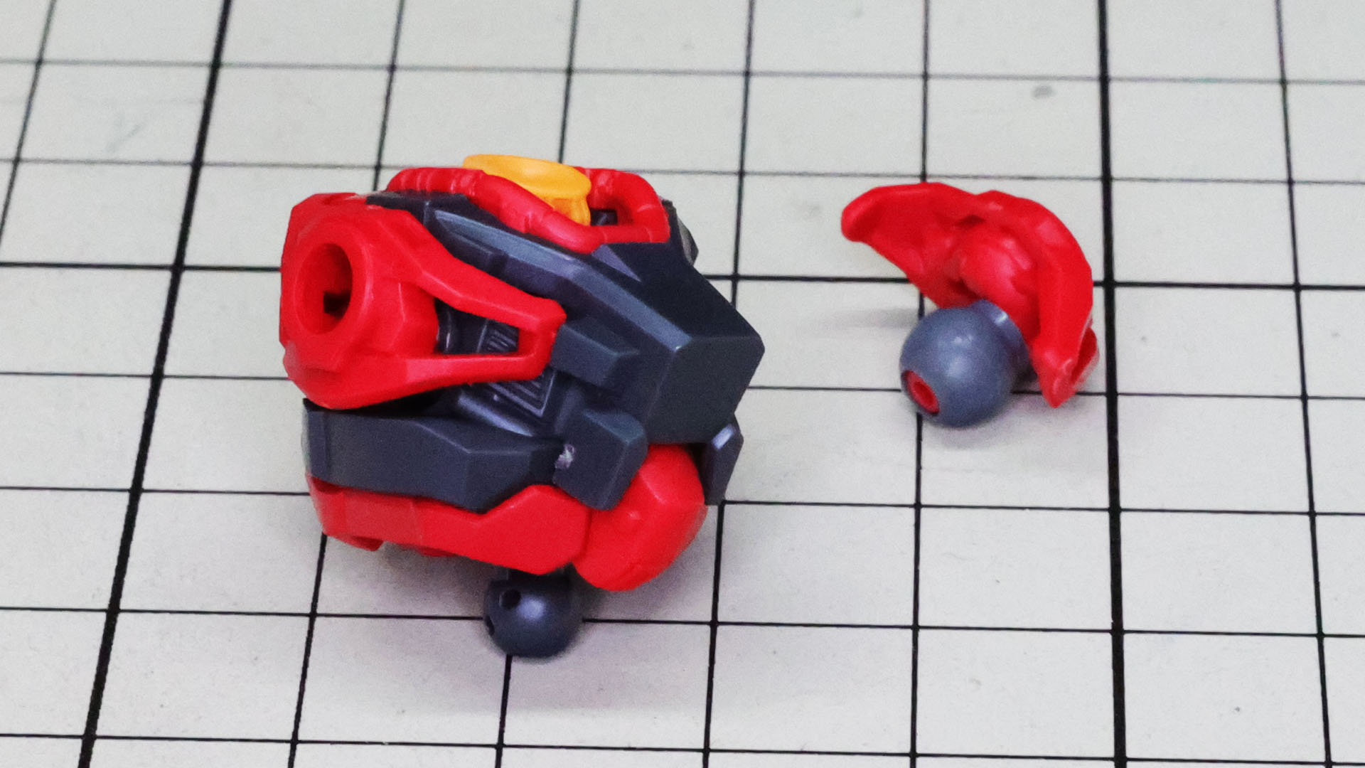 両肩部の可動装甲はポリパーツでぎゅむっと押し込みます