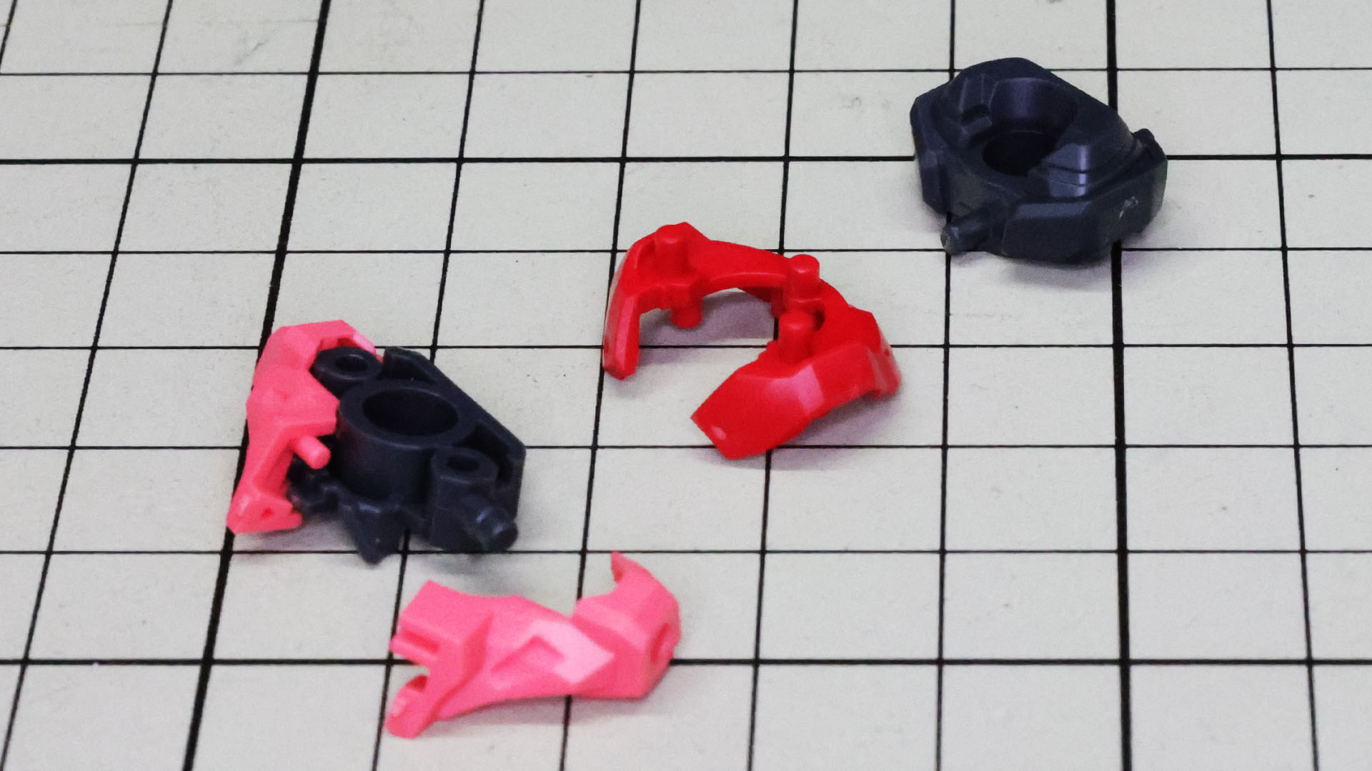 下腹部もメカフレームに装甲を組み付けていくパターンです