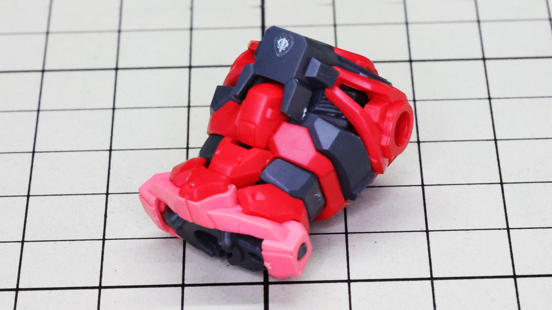 情報量の多い胴体部の面構成が楽しい！見た目以上に組立は簡単です