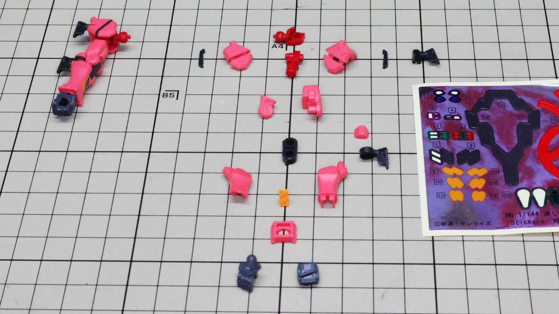 右腕を組んであります。とても少ないパーツ構成ながら十分な可動性能と組みやすさを提供してくれます