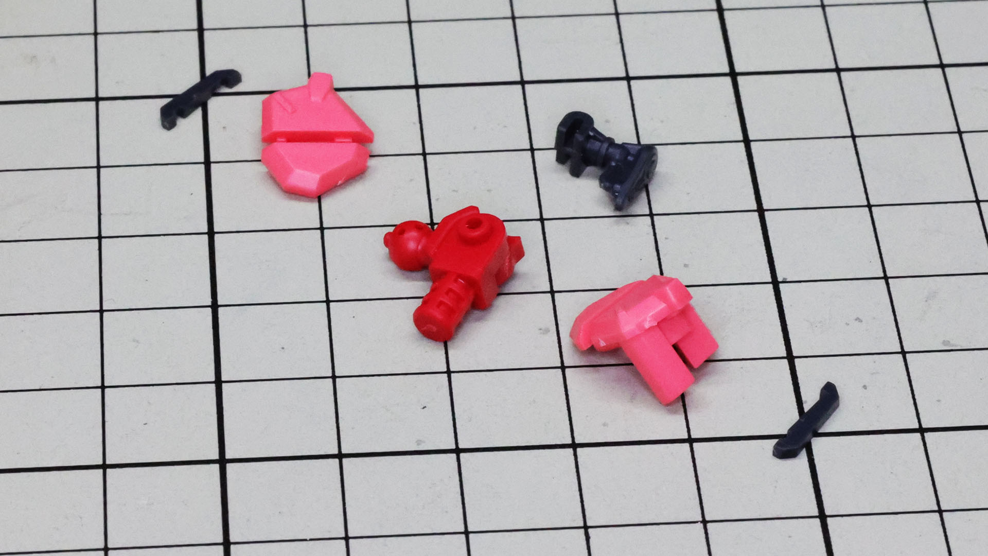 肩の黒いディテールは別パーツ！前後と上下で違うものなのでよく見て組みましょう